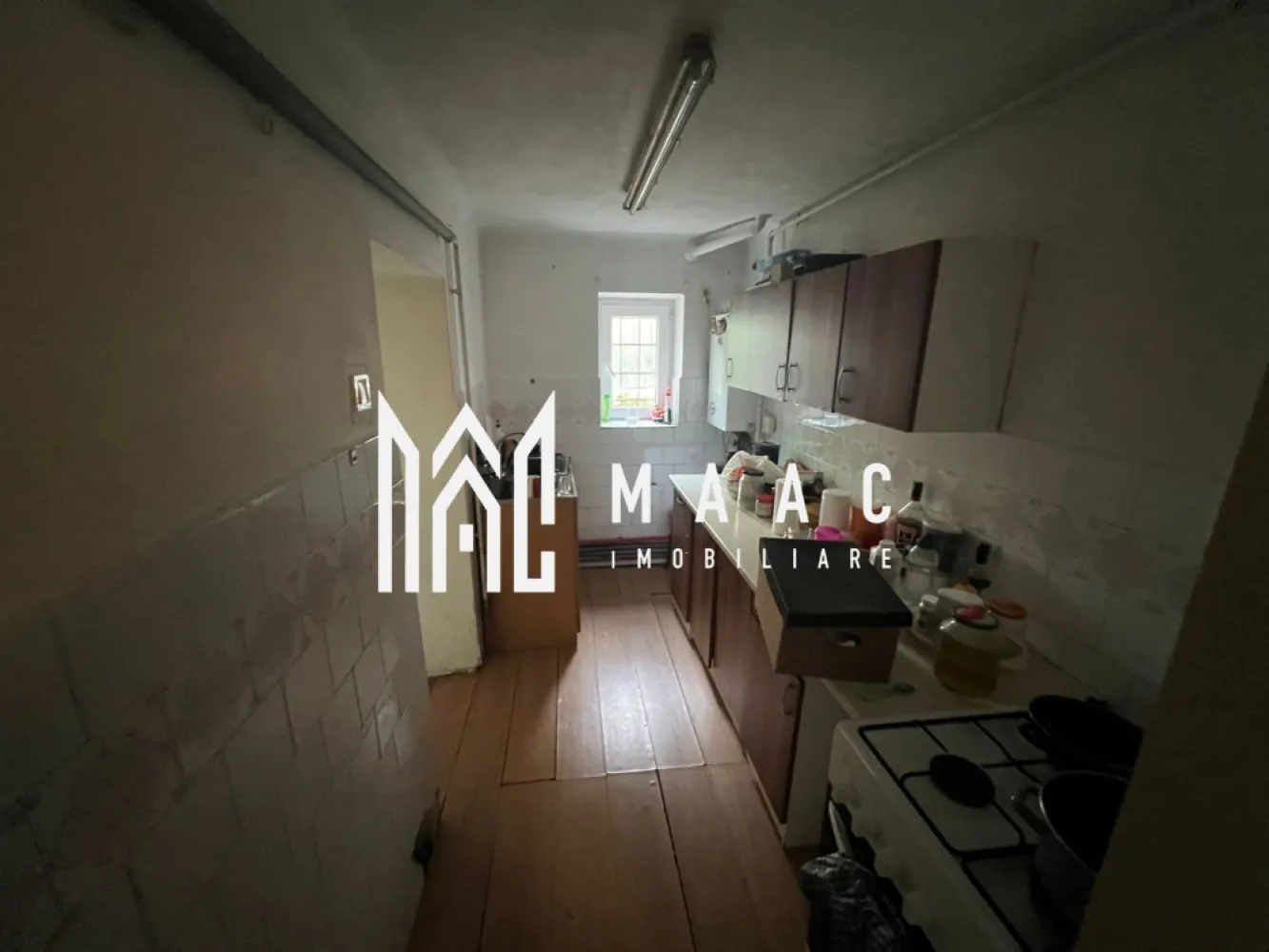 Apartament la casa | Demisol | 3 camere | Pivnita | 89 MPU | Sub Arini - MAAC Imobiliare vă propune spre vânzare un apartament la casă situat în zona Sub Arin, o locație apreciată pentru liniște, proximitatea față de parc și accesul facil către punctele de interes ale orașului. Proprietatea este ideală pentru cei care își doresc spațiu generos, curte proprie și posibilitatea de personalizare prin renovare.

Apartamentul are o suprafață utilă de 89,3 mp, fiind amplasat pe un teren total de 293 mp, din care 176 mp reprezintă curte proprie. Compartimentarea este practică și bine proporționată, oferind multiple posibilități de amenajare.

Compartimentare:
-3 camere
-Bucătărie
-Hol
-Baie
-Cămară
-Debara

Proprietatea beneficiază de grădină privată în fața casei, potrivită pentru relaxare sau amenajare peisagistică, precum și de loc de parcare în curtea proprie. Vederea către parc oferă un plus de confort, lumină naturală și aer curat.

Imobilul necesită renovare, aspect ce oferă oportunitatea amenajării conform preferințelor viitorului proprietar. Se vinde complet utilat, facilitând tranziția către noua locuință.

Datorită amplasării în zona Sub Arin și a suprafețelor generoase, această proprietate reprezintă o oportunitate atât pentru locuință personală, cât și pentru investiție.

Pentru mai multe informații vă rugăm să ne contactați telefonic specificând CP2262612.