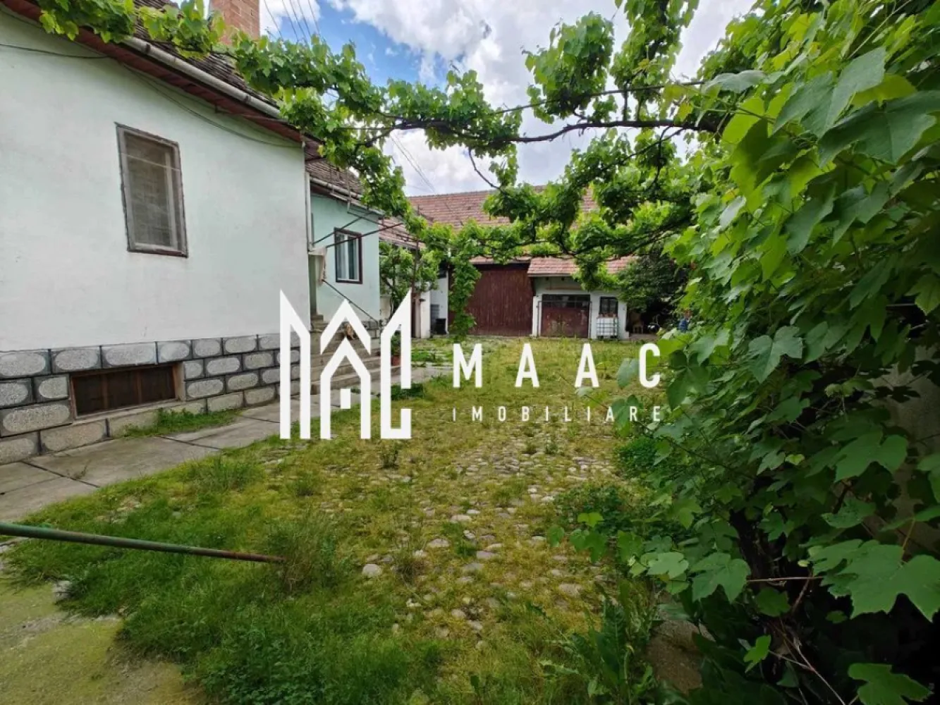Casa 4 camere I Decomandata I Gura Raului - MAAC Imobiliare vă prezintă o casa cu 4 camere, situata in zona centrala din Gura Raului.

Locuinta cuprinde: living spatios, 3 dormitoare, baie cu cada, debara, pivnita cu 2 incaperi.
De asemenea casa dispune si de urmatoarele anexe cu o suprafata totala de 206mp : bucatarie de vara, grajd, sura, spatiu de depozitare inchis, spatiu de depozitare deschis, pod.
Casa este situata cu iesire la strada principala, aproape de scoli, gradinite, biserica si alte puncte de interes din zona. 
Acces auto generos in curte. 

Pentru mai multe detalii sau pentru a programa o vizionare precizati ca ati vazut anuntul cu ID:CP2262273