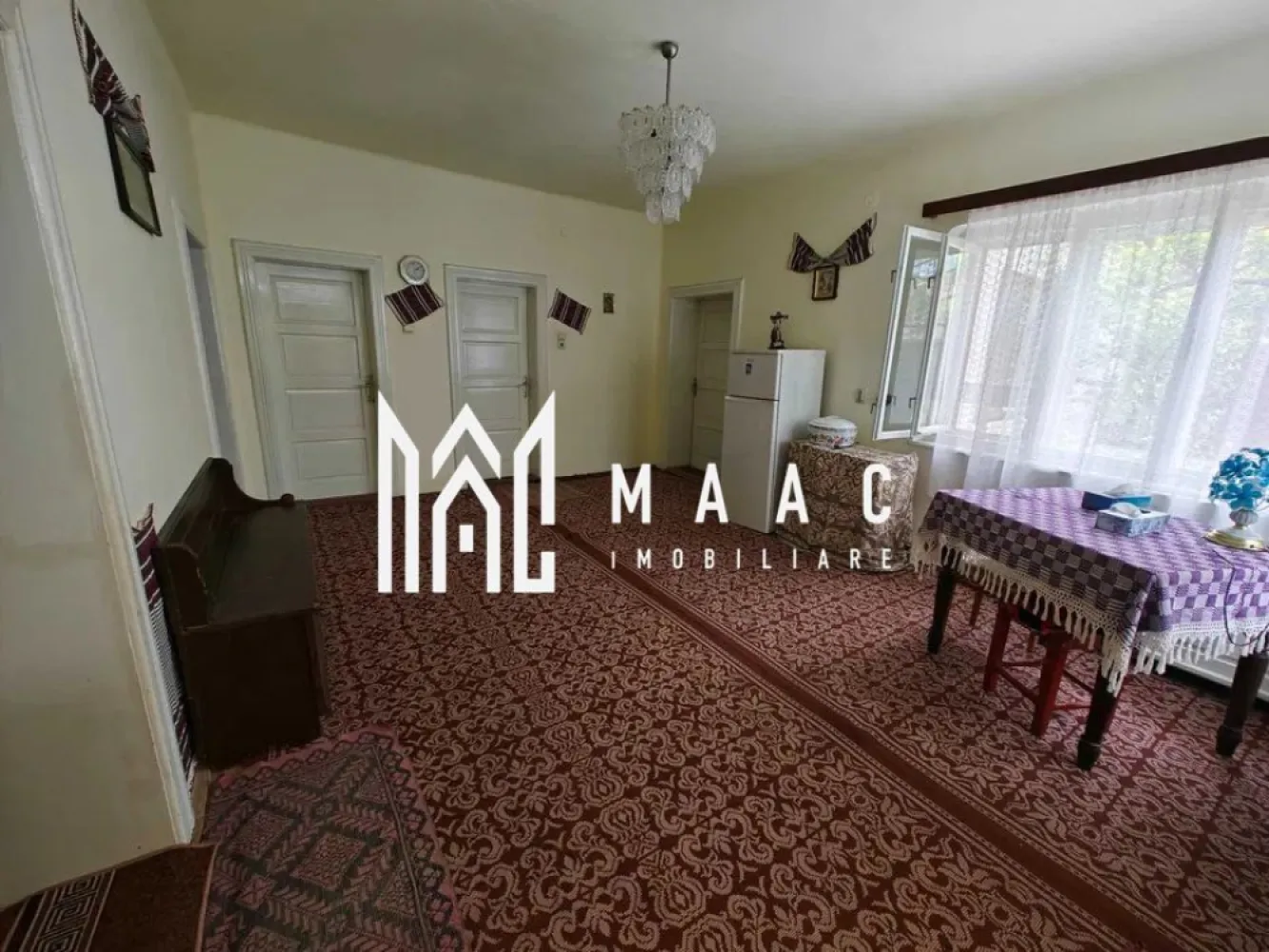 Casa 4 camere I Decomandata I Gura Raului - MAAC Imobiliare vă prezintă o casa cu 4 camere, situata in zona centrala din Gura Raului.

Locuinta cuprinde: living spatios, 3 dormitoare, baie cu cada, debara, pivnita cu 2 incaperi.
De asemenea casa dispune si de urmatoarele anexe cu o suprafata totala de 206mp : bucatarie de vara, grajd, sura, spatiu de depozitare inchis, spatiu de depozitare deschis, pod.
Casa este situata cu iesire la strada principala, aproape de scoli, gradinite, biserica si alte puncte de interes din zona. 
Acces auto generos in curte. 

Pentru mai multe detalii sau pentru a programa o vizionare precizati ca ati vazut anuntul cu ID:CP2262273