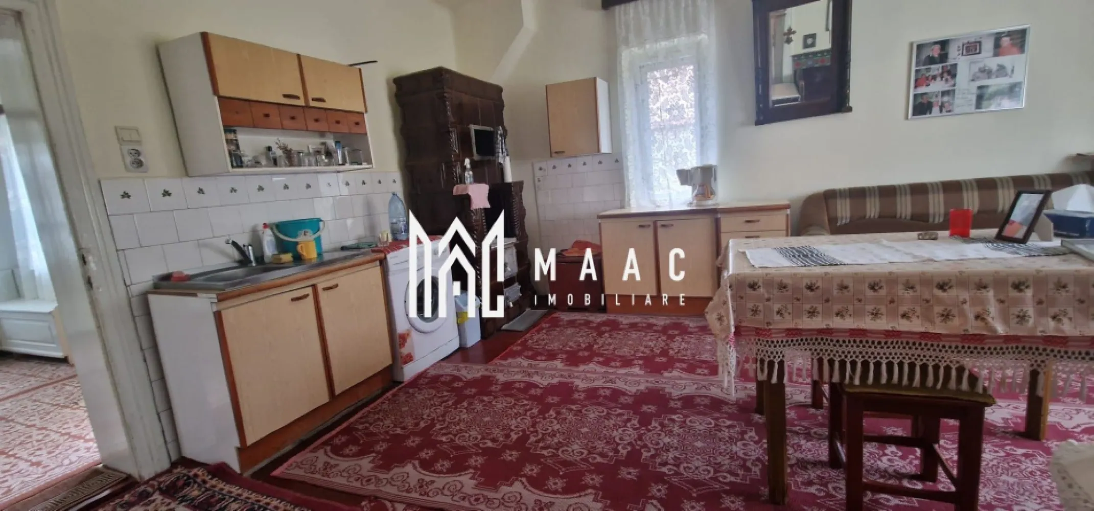 Casa 4 camere I Decomandata I Gura Raului - MAAC Imobiliare vă prezintă o casa cu 4 camere, situata in zona centrala din Gura Raului.

Locuinta cuprinde: living spatios, 3 dormitoare, baie cu cada, debara, pivnita cu 2 incaperi.
De asemenea casa dispune si de urmatoarele anexe cu o suprafata totala de 206mp : bucatarie de vara, grajd, sura, spatiu de depozitare inchis, spatiu de depozitare deschis, pod.
Casa este situata cu iesire la strada principala, aproape de scoli, gradinite, biserica si alte puncte de interes din zona. 
Acces auto generos in curte. 

Pentru mai multe detalii sau pentru a programa o vizionare precizati ca ati vazut anuntul cu ID:CP2262273