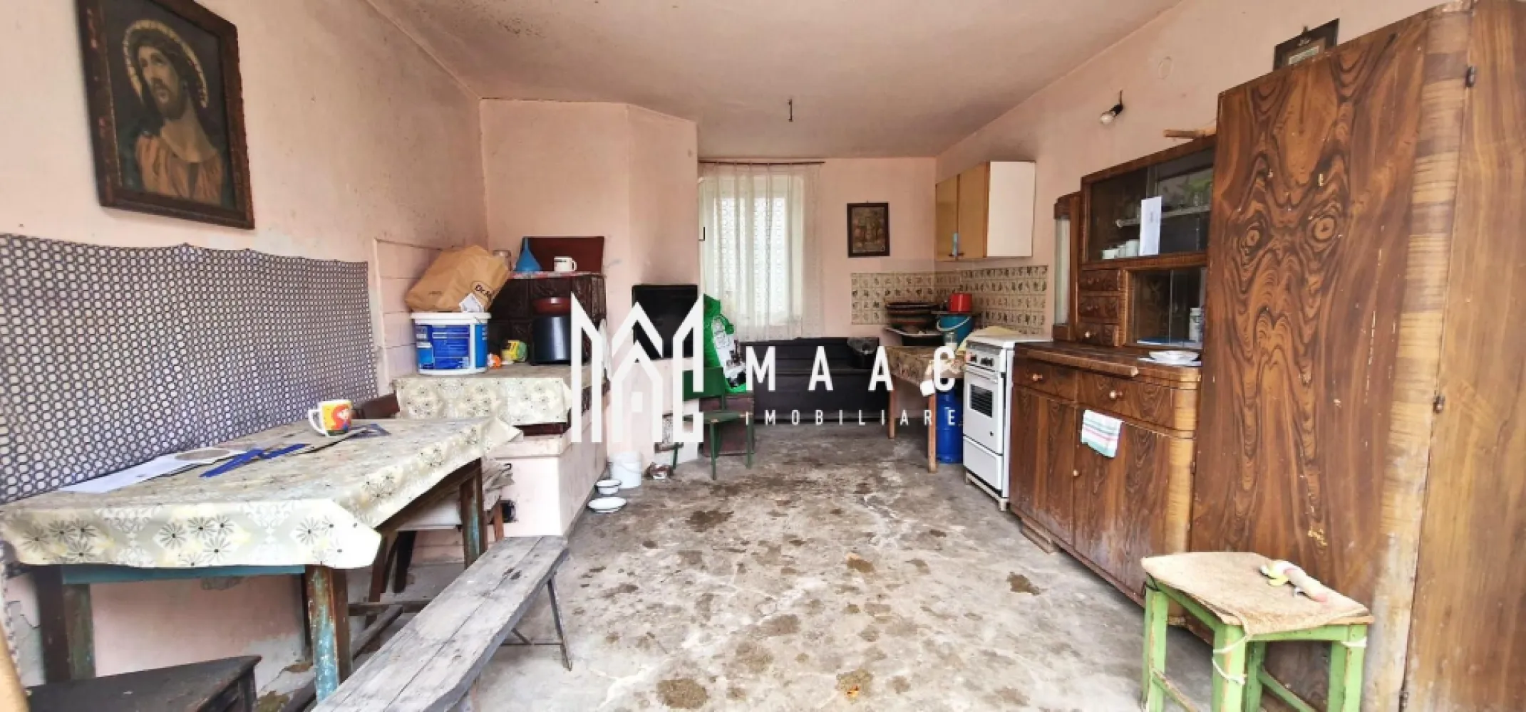 Casa 4 camere I Decomandata I Gura Raului - MAAC Imobiliare vă prezintă o casa cu 4 camere, situata in zona centrala din Gura Raului.

Locuinta cuprinde: living spatios, 3 dormitoare, baie cu cada, debara, pivnita cu 2 incaperi.
De asemenea casa dispune si de urmatoarele anexe cu o suprafata totala de 206mp : bucatarie de vara, grajd, sura, spatiu de depozitare inchis, spatiu de depozitare deschis, pod.
Casa este situata cu iesire la strada principala, aproape de scoli, gradinite, biserica si alte puncte de interes din zona. 
Acces auto generos in curte. 

Pentru mai multe detalii sau pentru a programa o vizionare precizati ca ati vazut anuntul cu ID:CP2262273