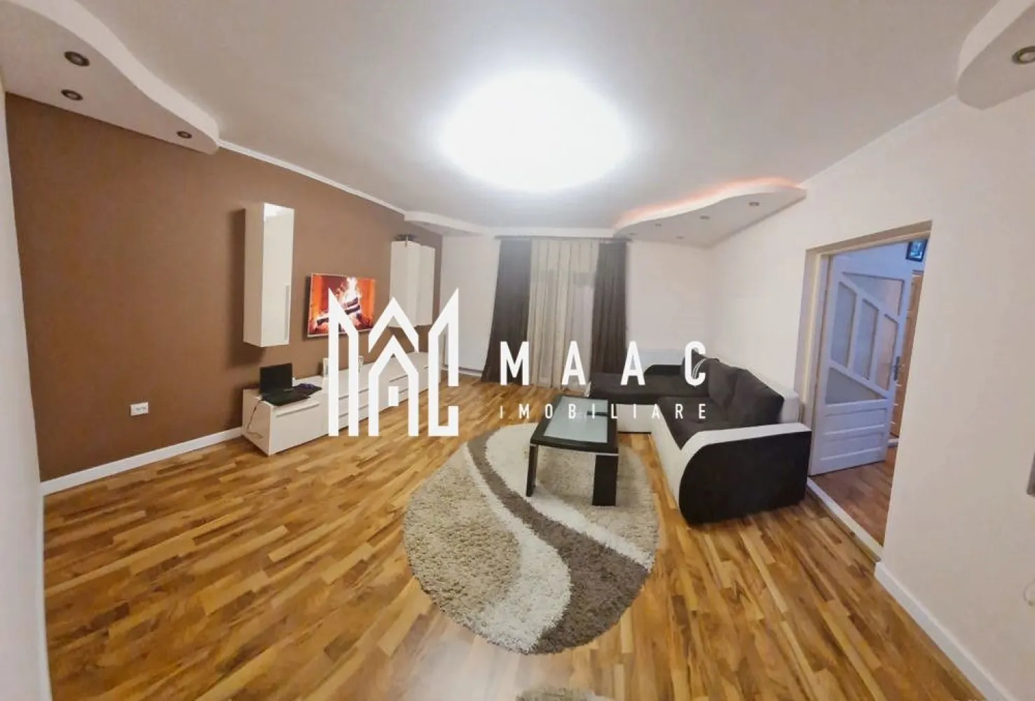 Casa 5 camere I Acces auto I Curte comuna | Terezian - Propunem spre vanzare o casa cu 5 camere amplasata in cartierul Terezian.

Locuinta, renovata de curand (2022) are regim de inaltime P+M si este structurata astfel: 
-parter- living, bucatarie, dormitor, hol acces, baie, casa scarilor. La exterior-terasa si camara.
-mansarda- 3 dormitoare, dressing, baie, hol. Doua din dormitoare au balcoane.

Casa are curtea comuna cu alte doua proprietati si se afla pozitionata in planul secundar, mai in spate, aspect ce-i confera un plus de intimitate.
Aferent casei- atelier si sogasimpron.

Se vinde mobilata/utilata. Are camere de supraveghere si este izolata termic.

In apropiere - centre comerciale, de invatamant, statii de transport in comun, etc

Pentru mai multe detalii precizati telefonic ca ati vazut anuntul cu ID: CP2261144