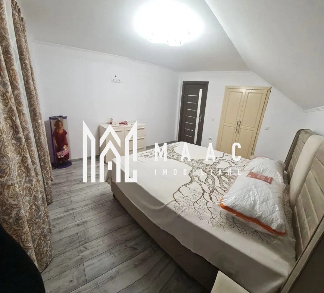 Casa 5 camere I Acces auto I Curte comuna | Terezian - Propunem spre vanzare o casa cu 5 camere amplasata in cartierul Terezian.

Locuinta, renovata de curand (2022) are regim de inaltime P+M si este structurata astfel: 
-parter- living, bucatarie, dormitor, hol acces, baie, casa scarilor. La exterior-terasa si camara.
-mansarda- 3 dormitoare, dressing, baie, hol. Doua din dormitoare au balcoane.

Casa are curtea comuna cu alte doua proprietati si se afla pozitionata in planul secundar, mai in spate, aspect ce-i confera un plus de intimitate.
Aferent casei- atelier si sogasimpron.

Se vinde mobilata/utilata. Are camere de supraveghere si este izolata termic.

In apropiere - centre comerciale, de invatamant, statii de transport in comun, etc

Pentru mai multe detalii precizati telefonic ca ati vazut anuntul cu ID: CP2261144