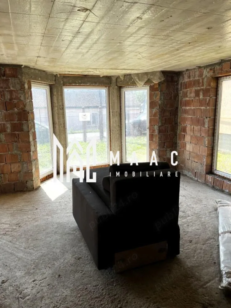 Casa Individuala de Vanzare I 5 Camere I Intabulata I Cisnadie - MAAC Imobiliare vă propune spre vânzare acest imobil pe 2 nivele- P+1E+M, situat intr-o zona linistita din Orasul Cisnadie. 

Compartimentare :

 Parter:
- living 34.40 mp
- hol 5.90 mp
- bucatarie 17.50 mp
- baie 5 mp
-spalatorie 5.60 mp

Etaj :
- 2 dormitoare de 17.50 mp
- 1 dormitor de 19.50 mp
- baie 12.60 mp
- hol 7.40 mp
- balcon

 Etaj Mansarda 76.50 mp, 2 balcoane de 9.60 mp 

Casa beneficiaza si de 2 pivnite cu suprafata de 16.94 mp/ 12.13 mp, despartite de un hol de 7.80 mp.

Predarea se face la stadiul prezentat in poze ( la rosu ), ceea ce prezinta un avantaj pentru a va putea modela locuinta de vis dupa bunul plac. Proprietatea este intabulata si situata intr-o zona linistita, in imediata apropiere a orasului Sibiu.

Pentru mai multe detalii precizati telefonic ca ati vazut anuntul cu ID: CP2259791