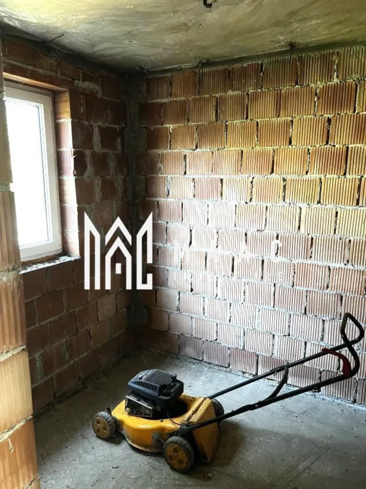 Casa Individuala de Vanzare I 5 Camere I Intabulata I Cisnadie - MAAC Imobiliare vă propune spre vânzare acest imobil pe 2 nivele- P+1E+M, situat intr-o zona linistita din Orasul Cisnadie. 

Compartimentare :

 Parter:
- living 34.40 mp
- hol 5.90 mp
- bucatarie 17.50 mp
- baie 5 mp
-spalatorie 5.60 mp

Etaj :
- 2 dormitoare de 17.50 mp
- 1 dormitor de 19.50 mp
- baie 12.60 mp
- hol 7.40 mp
- balcon

 Etaj Mansarda 76.50 mp, 2 balcoane de 9.60 mp 

Casa beneficiaza si de 2 pivnite cu suprafata de 16.94 mp/ 12.13 mp, despartite de un hol de 7.80 mp.

Predarea se face la stadiul prezentat in poze ( la rosu ), ceea ce prezinta un avantaj pentru a va putea modela locuinta de vis dupa bunul plac. Proprietatea este intabulata si situata intr-o zona linistita, in imediata apropiere a orasului Sibiu.

Pentru mai multe detalii precizati telefonic ca ati vazut anuntul cu ID: CP2259791
