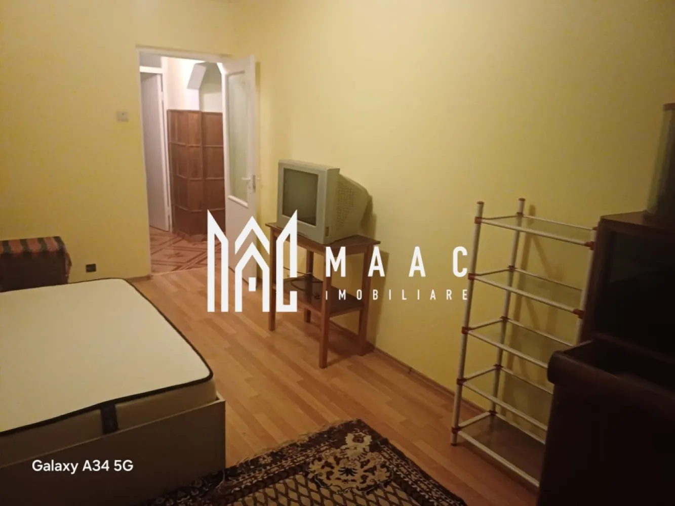 APARTAMENT 2 CAMERE I DECOMANDAT I 48 MP - MAAC Imobiliare ofera spre vanzare apartament 2 camere, bucatarie si baie.
Imobilul este situat in cartierul Lazaret, intr-o zona linistita, dar in acelasi timp relativ aproape de centrul orasului.
Apartamentul beneficiaza de acces facil la mijloace de transport in comun, magazine, scoli si alte puncte de interes, fiind o alegere potrivita atat pentru locuit, cat si pentru investitie.

Pentru mai multe detalii sau vizionare anuntati telefonic CP3004901.
