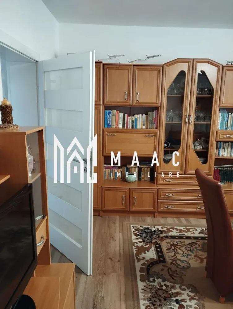Casa individuala, 4 camere I Teren 631 mp I Garaj I Lazaret - MAAC Imobiliare vă propune spre vânzare o proprietate cu 4 camere, situată în cartierul Lazaret, într-o zonă liniștită, exclusiv de case, ideală pentru cei care caută confort, intimitate și funcționalitate într-un cadru rezidențial bine organizat. Imobilul este amplasat pe un teren de 631 mp, are regim de înălțime D+P+M și beneficiază de orientare S-E, oferind lumină naturală pe tot parcursul zilei.

Casa este împrejmuită cu gard metalic și dispune de poartă culisantă pe role, acces auto și pietonal, precum și zonă pavata pentru acces facil. Compartimentarea este eficientă și complet decomandată la parter, care este poziționat la o elevație de 1,5 m și include:
-hol generos, renovat și decorat modern
-bucătărie închisă
-cămară
-living cu acces direct în terasa orientată spre curtea din spate
-două dormitoare
-birou
-baie de serviciu cu duș
-baie mare cu cadă și geam pentru aerisire

Mansarda este neamenajată, open space, oferind posibilitatea configurării a 2-3 camere și a unei băi, în funcție de nevoile viitorilor proprietari.

Demisolul este compus din pivniță uscată și aerisită, formată din două încăperi, ideală pentru depozitare.

Curtea este amenajată eficient și armonios:
-în partea frontală, o grădină cu flori pe o lățime de aproximativ 6 m, care oferă intimitate și un aspect plăcut
-în spate, zonă de parcare pentru două mașini
-curte parțial pavată ce include garaj și spațiu dedicat pentru barbeque
-în plan secund, o grădină destinată cultivării legumelor

Proprietatea beneficiază de multiple dotări și îmbunătățiri:
-termo-hidro-izolație
-centrală termică nouă, în garanție, cu calorifere
-acoperiș din țiglă de beton
-sistem antiefracție
-protecție la supratensiuni montată la tabloul electric principal
-sistem de iluminare nocturnă cu senzori de mișcare, pe bază de energie solară
-cișmea dublă și racord la canalizare

Întregul spațiu este optim organizat, îmbinând funcționalitatea cu zonele de relaxare, fiind potrivit atât pentru locuire permanentă, cât și pentru un stil de viață echilibrat într-un mediu liniștit.

Proprietatea se vinde mobilată și utilată, fiind pregătită pentru mutare imediată.

Pentru mai multe detalii, vă rugăm să menționați telefonic că ați văzut anunțul cu CP2251778