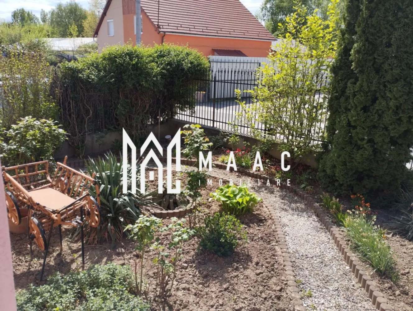 Casa individuala, 4 camere I Teren 631 mp I Garaj I Lazaret - MAAC Imobiliare vă propune spre vânzare o proprietate cu 4 camere, situată în cartierul Lazaret, într-o zonă liniștită, exclusiv de case, ideală pentru cei care caută confort, intimitate și funcționalitate într-un cadru rezidențial bine organizat. Imobilul este amplasat pe un teren de 631 mp, are regim de înălțime D+P+M și beneficiază de orientare S-E, oferind lumină naturală pe tot parcursul zilei.

Casa este împrejmuită cu gard metalic și dispune de poartă culisantă pe role, acces auto și pietonal, precum și zonă pavata pentru acces facil. Compartimentarea este eficientă și complet decomandată la parter, care este poziționat la o elevație de 1,5 m și include:
-hol generos, renovat și decorat modern
-bucătărie închisă
-cămară
-living cu acces direct în terasa orientată spre curtea din spate
-două dormitoare
-birou
-baie de serviciu cu duș
-baie mare cu cadă și geam pentru aerisire

Mansarda este neamenajată, open space, oferind posibilitatea configurării a 2-3 camere și a unei băi, în funcție de nevoile viitorilor proprietari.

Demisolul este compus din pivniță uscată și aerisită, formată din două încăperi, ideală pentru depozitare.

Curtea este amenajată eficient și armonios:
-în partea frontală, o grădină cu flori pe o lățime de aproximativ 6 m, care oferă intimitate și un aspect plăcut
-în spate, zonă de parcare pentru două mașini
-curte parțial pavată ce include garaj și spațiu dedicat pentru barbeque
-în plan secund, o grădină destinată cultivării legumelor

Proprietatea beneficiază de multiple dotări și îmbunătățiri:
-termo-hidro-izolație
-centrală termică nouă, în garanție, cu calorifere
-acoperiș din țiglă de beton
-sistem antiefracție
-protecție la supratensiuni montată la tabloul electric principal
-sistem de iluminare nocturnă cu senzori de mișcare, pe bază de energie solară
-cișmea dublă și racord la canalizare

Întregul spațiu este optim organizat, îmbinând funcționalitatea cu zonele de relaxare, fiind potrivit atât pentru locuire permanentă, cât și pentru un stil de viață echilibrat într-un mediu liniștit.

Proprietatea se vinde mobilată și utilată, fiind pregătită pentru mutare imediată.

Pentru mai multe detalii, vă rugăm să menționați telefonic că ați văzut anunțul cu CP2251778
