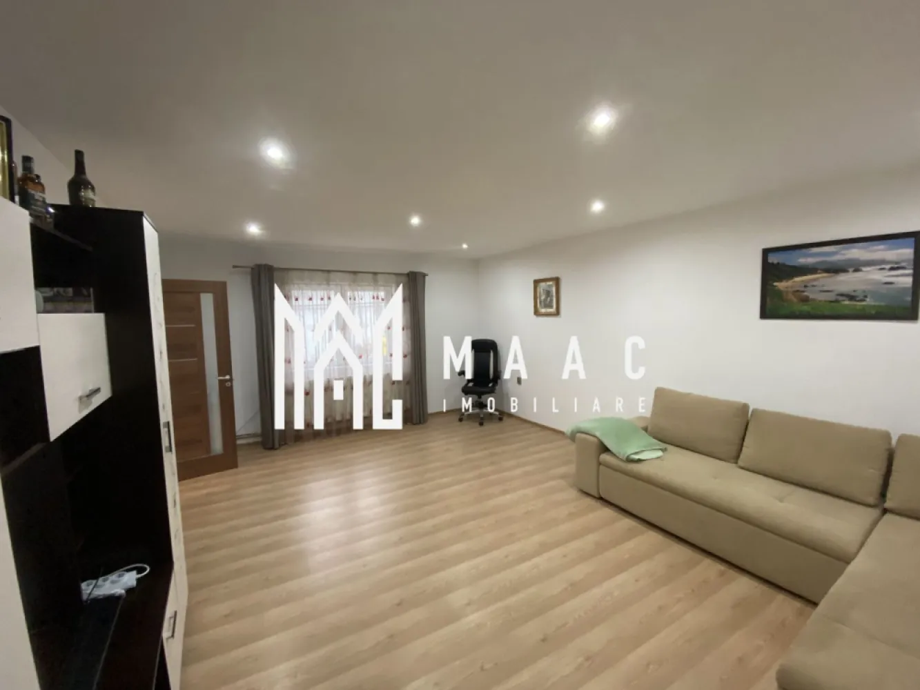 Apartament la casa | Renovat | Garaj | Curte | Lazaret - MAAC Imobiliare va propune spre vanzare un apartament la casa in zona Lazaret.

Caracteristici generale:
Tip: Apartament la casă, situat într-o curte comună cu alți 3 proprietari

Compartimentare:
O cameră spațioasă de aproximativ 30 mp
Bucătărie
Hol
Baie.

Spații adiționale:
Terasă generoasă în fața locuinței, de 12 mp
Garaj de 18 mp cu CF separat.

Detalii despre renovare:
Apartamentul a fost renovat complet și reconfigurat (inițial compus din 2 camere)
Finisaje moderne, oferind un spațiu luminos și confortabil.

Locație și vecinătăți:
Situat într-o curte comună liniștită, împărțită cu alți 2 proprietari

Pentru mai multe detalii precizati telefonic ca ati vazut anuntul cu ID: CP2249401
