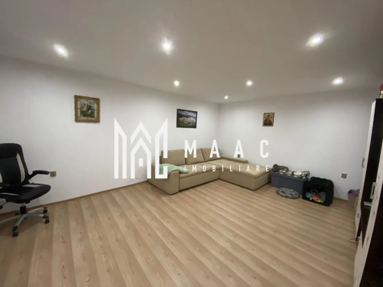 Apartament la casa | Renovat | Garaj | Curte | Lazaret - MAAC Imobiliare va propune spre vanzare un apartament la casa in zona Lazaret.

Caracteristici generale:
Tip: Apartament la casă, situat într-o curte comună cu alți 3 proprietari

Compartimentare:
O cameră spațioasă de aproximativ 30 mp
Bucătărie
Hol
Baie.

Spații adiționale:
Terasă generoasă în fața locuinței, de 12 mp
Garaj de 18 mp cu CF separat.

Detalii despre renovare:
Apartamentul a fost renovat complet și reconfigurat (inițial compus din 2 camere)
Finisaje moderne, oferind un spațiu luminos și confortabil.

Locație și vecinătăți:
Situat într-o curte comună liniștită, împărțită cu alți 2 proprietari

Pentru mai multe detalii precizati telefonic ca ati vazut anuntul cu ID: CP2249401