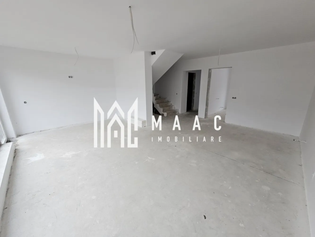 Casa Tip Duplex | 110 MPU | 264 MP Teren | Predare La Alb - MAAC Imobiliare vă propune spre vânzare o locuință tip duplex, ideală pentru cei care își doresc confort, spațiu generos și o amplasare excelentă într-o zonă rezidențială de calitate. Proprietatea este situată aproape de facilități urbane, oferind în același timp liniștea specifică unei zone apreciate pentru locuințe noi.

Imobilul are o suprafață utilă de 110,5 mp, o suprafață construită de 168 mp, este amplasat pe un teren total de 264 mp și are o amprentă la sol de 70 mp. Construcția este realizată în anul 2024, folosind materiale și tehnologii moderne, fiind o casă nouă, pregătită pentru personalizare.

Compartimentarea este eficient gândită, separând zona de zi de zona de noapte.

Compartimentare:
-Parter: bucătărie spațioasă, hol de acces, baie spațioasă, living generos cu lumină naturală abundentă și acces direct în grădina proprie
-Etaj: 3 dormitoare confortabile, dintre care unul cu ieșire pe balcon, baie spațioasă, hol de acces, dressing dedicat

Locuința se predă la stadiul de alb avansat, cu finisaje de calitate superioară, oferind posibilitatea amenajării interioare după preferințe. Grădina privată este potrivită pentru relaxare, petreceri în aer liber sau amenajare peisagistică, iar balconul oferă un spațiu suplimentar pentru momente de liniște.

Proprietatea este amplasată în apropierea Pădurii Dumbrava, parcuri și zone de agrement, ceea ce adaugă valoare și confort stilului de viață.

Pentru informații și vizionări, contactați echipa MAAC Imobiliare și specificați CP2248364.