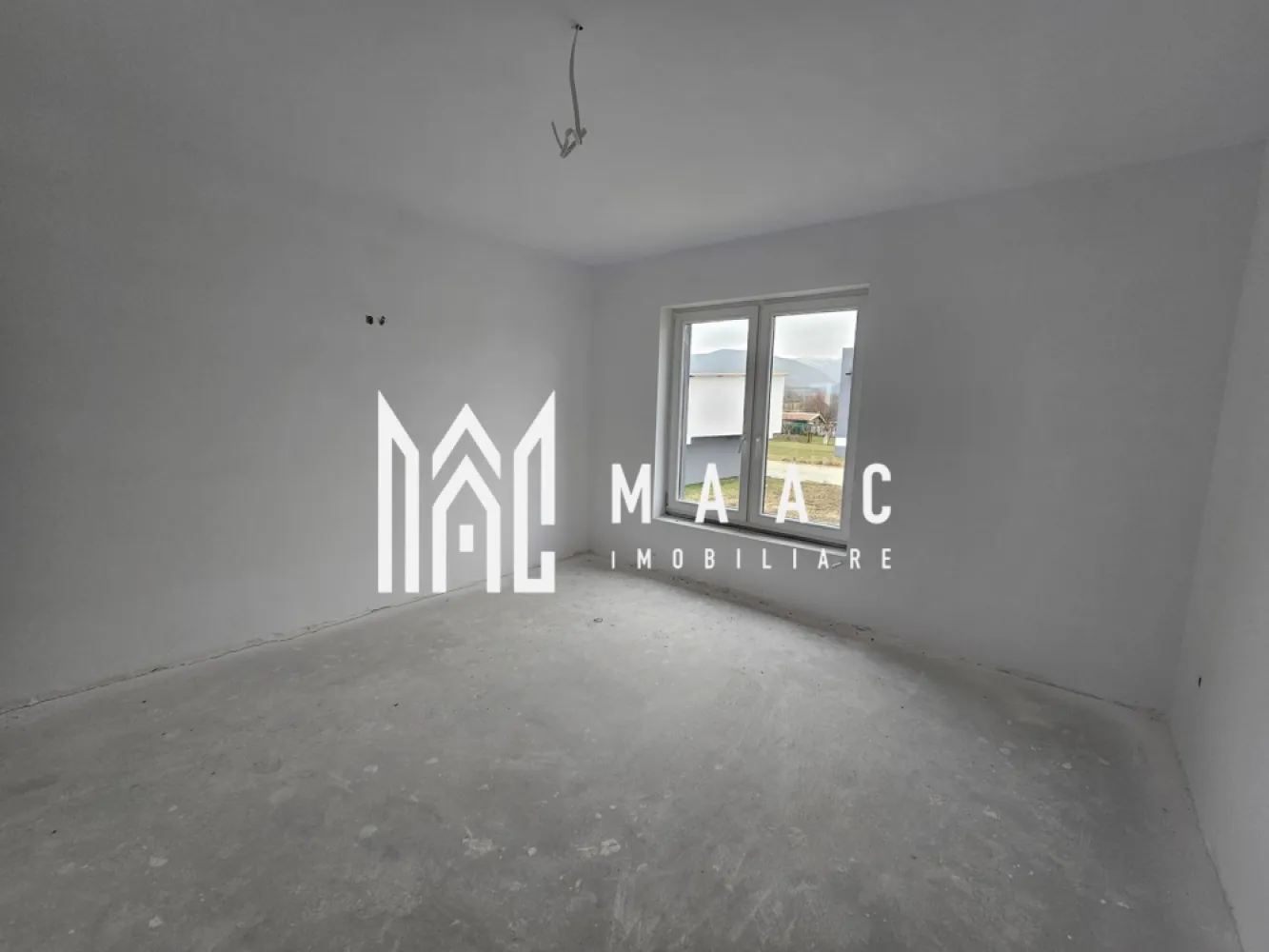 Casa Tip Duplex | 110 MPU | 264 MP Teren | Predare La Alb - MAAC Imobiliare vă propune spre vânzare o locuință tip duplex, ideală pentru cei care își doresc confort, spațiu generos și o amplasare excelentă într-o zonă rezidențială de calitate. Proprietatea este situată aproape de facilități urbane, oferind în același timp liniștea specifică unei zone apreciate pentru locuințe noi.

Imobilul are o suprafață utilă de 110,5 mp, o suprafață construită de 168 mp, este amplasat pe un teren total de 264 mp și are o amprentă la sol de 70 mp. Construcția este realizată în anul 2024, folosind materiale și tehnologii moderne, fiind o casă nouă, pregătită pentru personalizare.

Compartimentarea este eficient gândită, separând zona de zi de zona de noapte.

Compartimentare:
-Parter: bucătărie spațioasă, hol de acces, baie spațioasă, living generos cu lumină naturală abundentă și acces direct în grădina proprie
-Etaj: 3 dormitoare confortabile, dintre care unul cu ieșire pe balcon, baie spațioasă, hol de acces, dressing dedicat

Locuința se predă la stadiul de alb avansat, cu finisaje de calitate superioară, oferind posibilitatea amenajării interioare după preferințe. Grădina privată este potrivită pentru relaxare, petreceri în aer liber sau amenajare peisagistică, iar balconul oferă un spațiu suplimentar pentru momente de liniște.

Proprietatea este amplasată în apropierea Pădurii Dumbrava, parcuri și zone de agrement, ceea ce adaugă valoare și confort stilului de viață.

Pentru informații și vizionări, contactați echipa MAAC Imobiliare și specificați CP2248364.