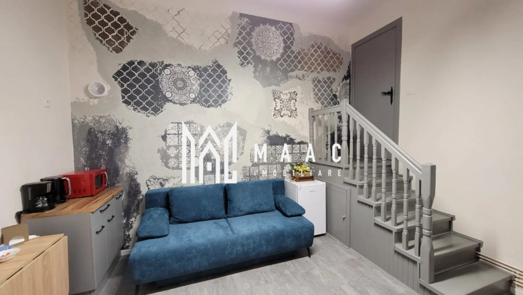 Apartament in Regim Hotelier | Centru | 219M | Pivnita | Pod - MAAC Imobiliare vă propune spre vânzare o proprietate compartimentată în 6 unități, ideală pentru investiție, cu potențial ridicat de randament din închiriere. Imobilul are o suprafață utilă de 219 mp și o suprafață construită de 307 mp, fiind organizat în 2 apartamente cu 2 camere și 4 studiouri complet funcționale, fiecare cu acces propriu.

Proprietatea este pregătită pentru utilizare imediată, având design modern și finisaje de lux, fiind potrivită atât pentru închiriere pe termen lung sau scurt, cât și pentru utilizarea de către mai multe familii.

Compartimentare:
-2 apartamente cu 2 camere
-4 studiouri individuale
-8 camere, dintre care 6 dormitoare
-6 băi moderne, dotate cu cabine de duș
-6 bucătării complet echipate, incluzând chicinete și bucătării deschise

Fiecare unitate este complet mobilată lux, cu finisaje moderne precum tapet, faianță și vopsea lavabilă. Dotările includ aragaz, hotă, frigider, TV și conexiune la internet wireless în fiecare unitate.

Încălzirea este asigurată prin centrală proprie, cu calorifere pentru fiecare unitate. Ușile de intrare sunt din lemn sau PVC, oferind siguranță și un aspect elegant. Proprietatea este racordată la toate utilitățile: apă, canalizare, gaz, curent electric, telefon și internet de mare viteză. Zona beneficiază de străzi asfaltate și iluminate, precum și de acces rapid la mijloacele de transport în comun.

Compartimentarea în 6 unități independente oferă un randament investițional excelent, iar suprafața utilă de 219 mp asigură confort și versatilitate. Amenajările moderne și dotările complete sporesc atractivitatea și valoarea proprietății, fiind potrivită pentru investitori interesați de venituri pasive sau pentru familii care doresc spații separate în cadrul aceleiași proprietăți.

Pentru mai multe detalii, vă rugăm să ne contactați specificând CP2246873.
