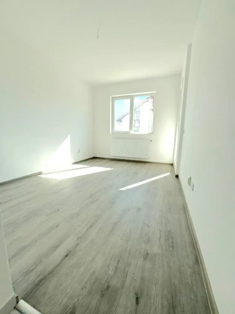 Garsoniera cartier Militari Residence - mutare imediata!! - Garsonieră decomandată de vânzare – Militari Residence | Etaj intermediar | Bloc cu lift

Vă propunem spre vânzare o garsonieră situată în Militari Residence, într-un imobil modern cu regim mic de înălțime (P+3), ideală atât pentru locuit, cât și pentru investiție.

Locuința este decomandată, oferind o compartimentare eficientă și un plus de confort. Este amplasată la un etaj intermediar, poziție ideală pentru un echilibru optim între accesibilitate și liniște.

Blocul este prevăzut cu lift, un avantaj important pentru acest tip de imobil, asigurând acces facil indiferent de etaj.

Caracteristici principale:

Compartimentare decomandată
Etaj intermediar
Bloc P+3 (regim mic de înălțime)
Lift în imobil
Zonă în plină dezvoltare, cu acces rapid către magazine, transport și facilități

Această proprietate reprezintă o alegere practică pentru cei care caută un spațiu bine organizat, într-o zonă accesibilă și în continuă dezvoltare.