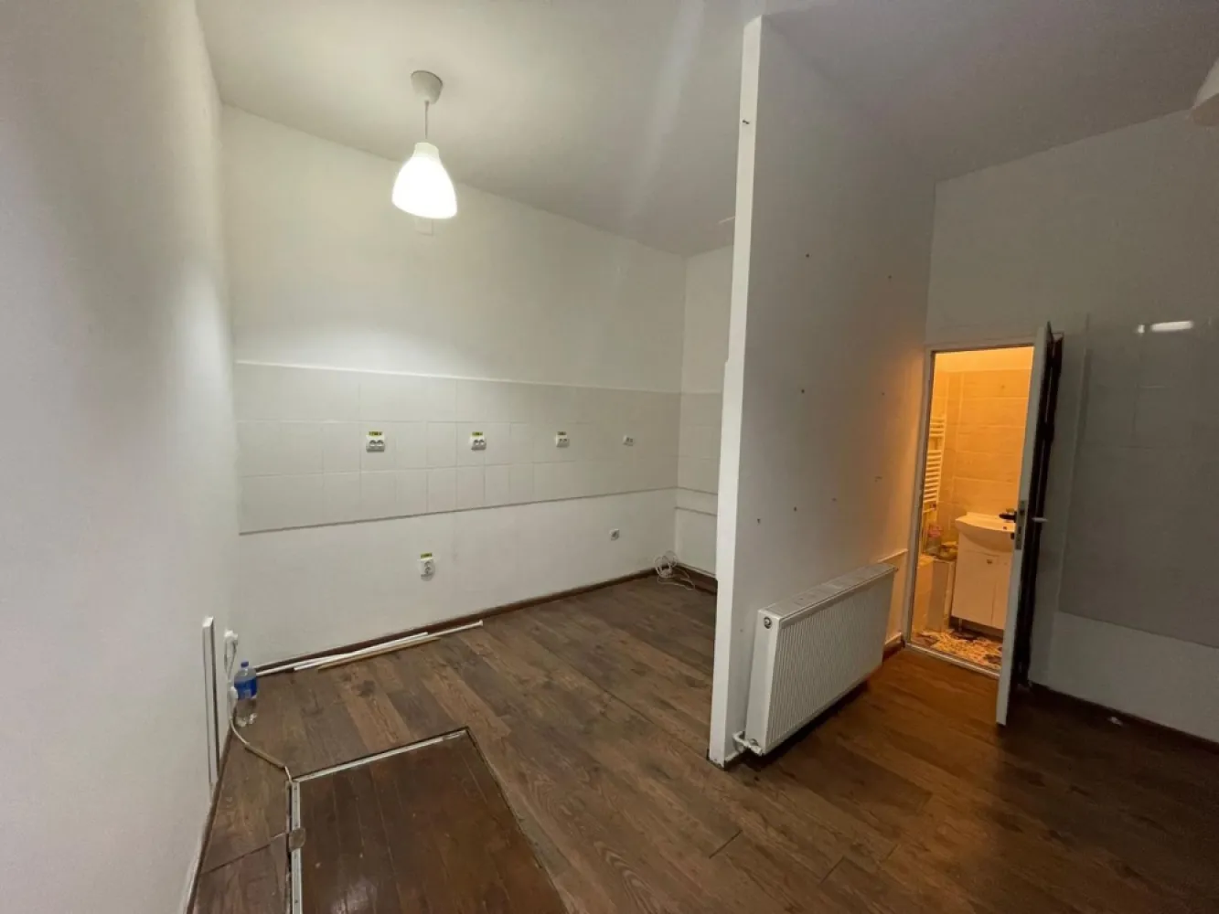 Spațiu comercial stradal – Pache Protopopescu – Mihai Bravu - K Imobiliare propune o oportunitate excelentă pentru business! Se oferă spre vânzare spațiu comercial situat stradal, pe Bd. Pache Protopopescu , într-o zonă cu trafic pietonal și vizibilitate foarte bună.
Detalii principale:
Suprafață utilă: 36 mp
Compartimentare: open space + grup sanitar
Vitrină generoasă la stradă
Acces direct din stradă
Caracteristici:
Spațiu luminos, cu înălțime bună
Parchet + zonă placată pentru bucătărie / producție
Instalații electrice multiple (ideal pentru echipamente profesionale)
Grup sanitar propriu
Posibilitate amenajare în funcție de activitate
Avantaje:
Vizibilitate excelentă pentru orice tip de afacere
Zonă cu trafic auto și pietonal intens
Ideal pentru: fast-food, cafenea, showroom, salon, birou sau mic retail
