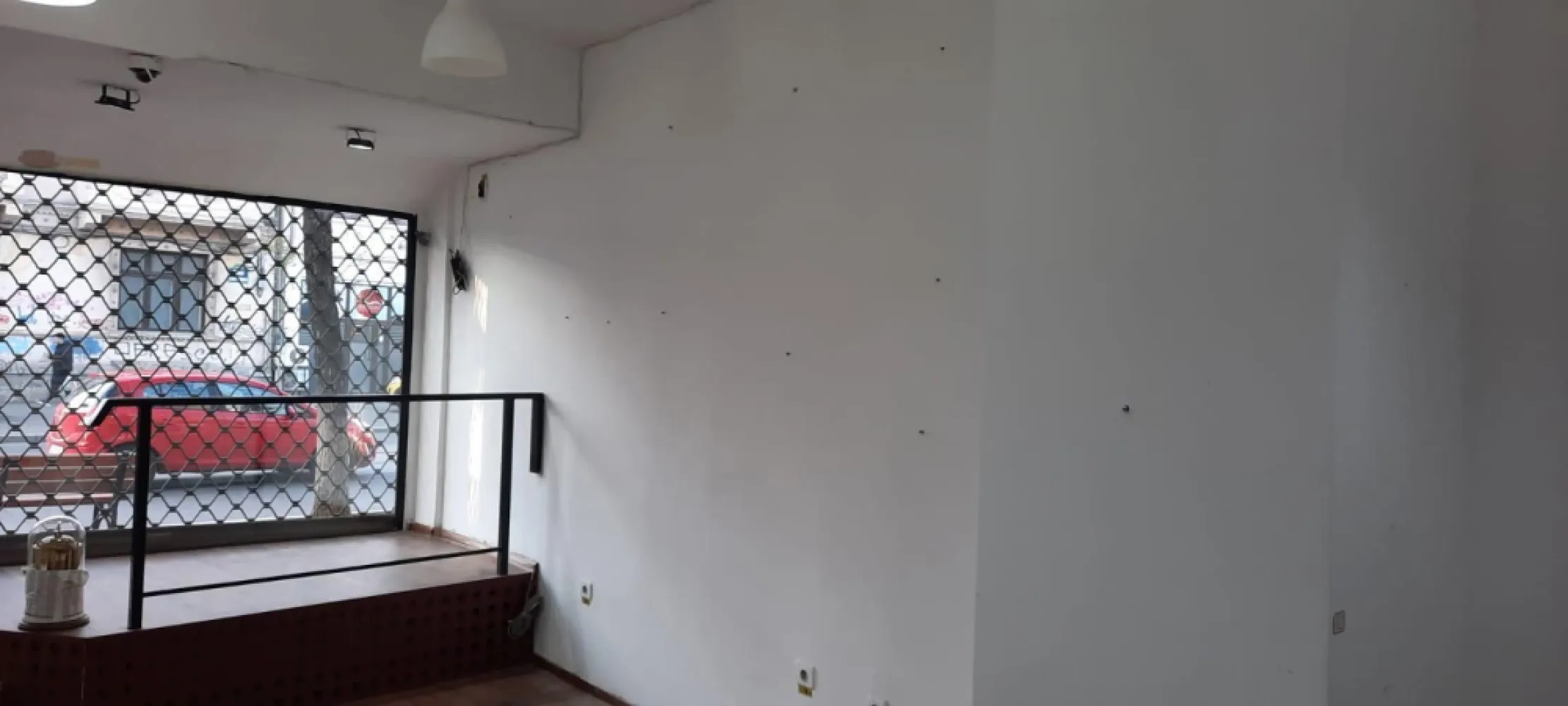 Spațiu comercial stradal – Pache Protopopescu – Mihai Bravu - K Imobiliare propune o oportunitate excelentă pentru business! Se oferă spre vânzare spațiu comercial situat stradal, pe Bd. Pache Protopopescu , într-o zonă cu trafic pietonal și vizibilitate foarte bună.
Detalii principale:
Suprafață utilă: 36 mp
Compartimentare: open space + grup sanitar
Vitrină generoasă la stradă
Acces direct din stradă
Caracteristici:
Spațiu luminos, cu înălțime bună
Parchet + zonă placată pentru bucătărie / producție
Instalații electrice multiple (ideal pentru echipamente profesionale)
Grup sanitar propriu
Posibilitate amenajare în funcție de activitate
Avantaje:
Vizibilitate excelentă pentru orice tip de afacere
Zonă cu trafic auto și pietonal intens
Ideal pentru: fast-food, cafenea, showroom, salon, birou sau mic retail