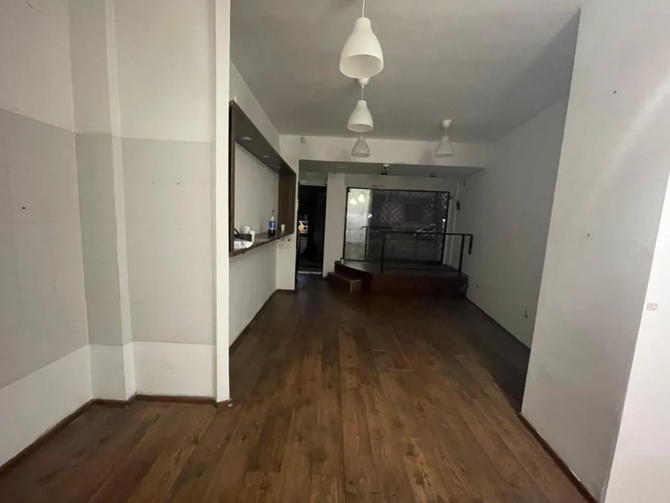 Spațiu comercial stradal – Pache Protopopescu – Mihai Bravu - K Imobiliare propune o oportunitate excelentă pentru business! Se oferă spre vânzare spațiu comercial situat stradal, pe Bd. Pache Protopopescu , într-o zonă cu trafic pietonal și vizibilitate foarte bună.
Detalii principale:
Suprafață utilă: 36 mp
Compartimentare: open space + grup sanitar
Vitrină generoasă la stradă
Acces direct din stradă
Caracteristici:
Spațiu luminos, cu înălțime bună
Parchet + zonă placată pentru bucătărie / producție
Instalații electrice multiple (ideal pentru echipamente profesionale)
Grup sanitar propriu
Posibilitate amenajare în funcție de activitate
Avantaje:
Vizibilitate excelentă pentru orice tip de afacere
Zonă cu trafic auto și pietonal intens
Ideal pentru: fast-food, cafenea, showroom, salon, birou sau mic retail