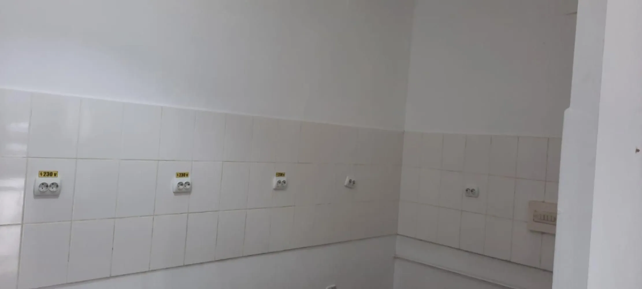 Spațiu comercial stradal – Pache Protopopescu – Mihai Bravu - K Imobiliare propune o oportunitate excelentă pentru business! Se oferă spre vânzare spațiu comercial situat stradal, pe Bd. Pache Protopopescu , într-o zonă cu trafic pietonal și vizibilitate foarte bună.
Detalii principale:
Suprafață utilă: 36 mp
Compartimentare: open space + grup sanitar
Vitrină generoasă la stradă
Acces direct din stradă
Caracteristici:
Spațiu luminos, cu înălțime bună
Parchet + zonă placată pentru bucătărie / producție
Instalații electrice multiple (ideal pentru echipamente profesionale)
Grup sanitar propriu
Posibilitate amenajare în funcție de activitate
Avantaje:
Vizibilitate excelentă pentru orice tip de afacere
Zonă cu trafic auto și pietonal intens
Ideal pentru: fast-food, cafenea, showroom, salon, birou sau mic retail