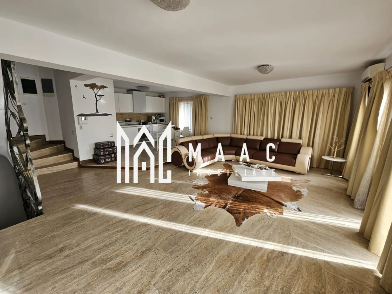 Casă Individuală | 236 mp utili | Garaj | Cartier Tilisca - Maac Imobiliare prezintă o locuință deosebită într-o zonă liniștită din cartierul Țilișca, situată la doar 3,4 km de centrul orașului și la 8 minute de mers cu mașina. Construită în 2010, această casă tip townhouse din cărămidă, cu acoperiș din țiglă, îmbină armonios confortul unei case cu spațiul generos al unui apartament modern.

Detalii tehnice și suprafață
Suprafață utilă totală: 196,08 mp
Subsol: ~40 mp
Locuri de parcare: 3 în fața casei
Izolație termică: exterior complet izolat
Compartimentare inteligentă
Subsol:

Hol generos
Cameră tehnică
Cameră ce poate deveni cramă
Două spații de depozitare (5 mp și 6 mp)
Parter:

Garaj încălzit (1 mașină)
Hol
Baie
Etaj 1:

Living open space cu bucătărie modernă
Balcon de 7 mp (1,5 m lățime)
Etaj 2:

Hol
Două dormitoare:
Dormitor mobilat complet
Cameră cu birou și canapea
Balcon acoperit (7 mp)
Baie cu duș
Mansardă (Etaj 3):

Dormitor matrimonial deschis, mobilat elegant
Baie spațioasă cu duș și cadă tip spa
Dotări și finisaje
Încălzire:
Electrică, prin pardoseală, cu termostate individuale pe camere și etaje
Răcire:
2 aparate de aer condiționat (living și mansardă)
Finisaje interioare:
Travertin pe holuri, scări și în living cu bucătăria
Mobilă de calitate superioară, complet utilată
Ferestre:
Termopane maro cu uși glisante la balcoane
Facilități suplimentare
Sistem de alarmă și camere de securitate (interior și exterior)
Video interfon instalat pe fiecare nivel
Spațiu verde cu pomi decorativi, ce necesită întreținere minimă
Această casă a fost locuită ocazional și se află într-o stare excelentă, oferind confort, siguranță și un design rafinat. Este ideală pentru cei care caută o locuință premium într-o zonă accesibilă și liniștită.

Pentru mai multe detalii precizati telefonic ca ati vazut anuntul cu ID:CP2245139