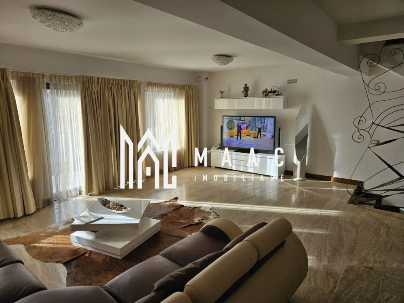 Casă Individuală | 236 mp utili | Garaj | Cartier Tilisca - Maac Imobiliare prezintă o locuință deosebită într-o zonă liniștită din cartierul Țilișca, situată la doar 3,4 km de centrul orașului și la 8 minute de mers cu mașina. Construită în 2010, această casă tip townhouse din cărămidă, cu acoperiș din țiglă, îmbină armonios confortul unei case cu spațiul generos al unui apartament modern.

Detalii tehnice și suprafață
Suprafață utilă totală: 196,08 mp
Subsol: ~40 mp
Locuri de parcare: 3 în fața casei
Izolație termică: exterior complet izolat
Compartimentare inteligentă
Subsol:

Hol generos
Cameră tehnică
Cameră ce poate deveni cramă
Două spații de depozitare (5 mp și 6 mp)
Parter:

Garaj încălzit (1 mașină)
Hol
Baie
Etaj 1:

Living open space cu bucătărie modernă
Balcon de 7 mp (1,5 m lățime)
Etaj 2:

Hol
Două dormitoare:
Dormitor mobilat complet
Cameră cu birou și canapea
Balcon acoperit (7 mp)
Baie cu duș
Mansardă (Etaj 3):

Dormitor matrimonial deschis, mobilat elegant
Baie spațioasă cu duș și cadă tip spa
Dotări și finisaje
Încălzire:
Electrică, prin pardoseală, cu termostate individuale pe camere și etaje
Răcire:
2 aparate de aer condiționat (living și mansardă)
Finisaje interioare:
Travertin pe holuri, scări și în living cu bucătăria
Mobilă de calitate superioară, complet utilată
Ferestre:
Termopane maro cu uși glisante la balcoane
Facilități suplimentare
Sistem de alarmă și camere de securitate (interior și exterior)
Video interfon instalat pe fiecare nivel
Spațiu verde cu pomi decorativi, ce necesită întreținere minimă
Această casă a fost locuită ocazional și se află într-o stare excelentă, oferind confort, siguranță și un design rafinat. Este ideală pentru cei care caută o locuință premium într-o zonă accesibilă și liniștită.

Pentru mai multe detalii precizati telefonic ca ati vazut anuntul cu ID:CP2245139
