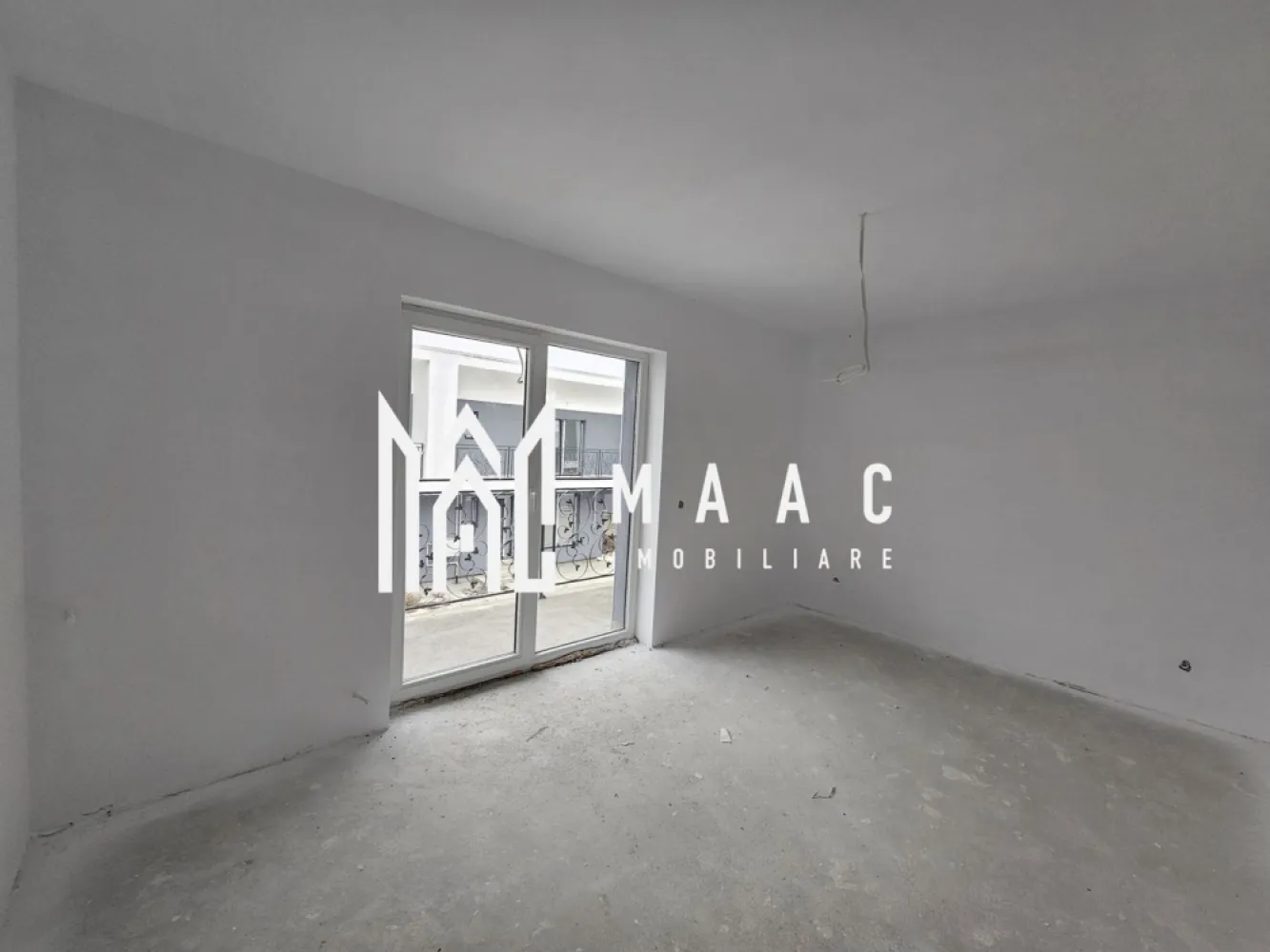 Casa Tip Duplex | 110 MPU | 264 MP Teren | Predare La Alb - MAAC Imobiliare vă propune spre vânzare o locuință tip duplex, potrivită pentru cei care își doresc confort, spațiu generos și o amplasare într-o zonă de top, aproape de facilități urbane, dar cu liniștea specifică unei zone rezidențiale de calitate. Proprietatea este ideală pentru o familie care caută o casă modernă, bine compartimentată, într-un cadru echilibrat între natură și oraș.

Imobilul are o suprafață utilă de 110,5 mp, o suprafață construită de 168 mp, este amplasat pe un teren total de 264 mp și are o amprentă la sol de 70 mp. Construcția este realizată în anul 2024, utilizând materiale și tehnologii moderne.

Compartimentarea este eficient organizată pe două niveluri, separând zona de zi de zona de noapte.

Compartimentare:
-Parter: bucătărie spațioasă, hol de acces, baie spațioasă, living generos cu lumină naturală abundentă și acces direct în grădina proprie
-Etaj: 3 dormitoare confortabile, dintre care unul cu ieșire pe balcon, baie spațioasă, hol de acces, dressing dedicat

Locuința se predă la stadiul de alb avansat, cu finisaje de calitate superioară, fiind pregătită pentru personalizare conform preferințelor viitorului proprietar. Grădina privată oferă spațiu pentru relaxare sau amenajări exterioare, iar balconul completează zona de noapte cu un spațiu suplimentar de confort.

Proprietatea este situată în apropierea Pădurii Dumbrava, parcuri și zone de agrement, ceea ce adaugă valoare stilului de viață și oferă acces rapid la natură.

Pentru informații și vizionări, contactați echipa MAAC Imobiliare și specificați CP2244127.