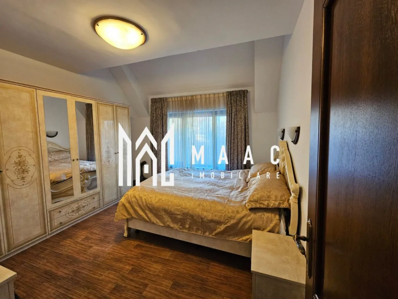 Casă Individuală | 236 mp utili | Garaj | Cartier Tilisca - Maac Imobiliare prezintă o locuință deosebită într-o zonă liniștită din cartierul Țilișca, situată la doar 3,4 km de centrul orașului și la 8 minute de mers cu mașina. Construită în 2010, această casă tip townhouse din cărămidă, cu acoperiș din țiglă, îmbină armonios confortul unei case cu spațiul generos al unui apartament modern.

Detalii tehnice și suprafață
Suprafață utilă totală: 196,08 mp
Subsol: ~40 mp
Locuri de parcare: 3 în fața casei
Izolație termică: exterior complet izolat
Compartimentare inteligentă
Subsol:

Hol generos
Cameră tehnică
Cameră ce poate deveni cramă
Două spații de depozitare (5 mp și 6 mp)
Parter:

Garaj încălzit (1 mașină)
Hol
Baie
Etaj 1:

Living open space cu bucătărie modernă
Balcon de 7 mp (1,5 m lățime)
Etaj 2:

Hol
Două dormitoare:
Dormitor mobilat complet
Cameră cu birou și canapea
Balcon acoperit (7 mp)
Baie cu duș
Mansardă (Etaj 3):

Dormitor matrimonial deschis, mobilat elegant
Baie spațioasă cu duș și cadă tip spa
Dotări și finisaje
Încălzire:
Electrică, prin pardoseală, cu termostate individuale pe camere și etaje
Răcire:
2 aparate de aer condiționat (living și mansardă)
Finisaje interioare:
Travertin pe holuri, scări și în living cu bucătăria
Mobilă de calitate superioară, complet utilată
Ferestre:
Termopane maro cu uși glisante la balcoane
Facilități suplimentare
Sistem de alarmă și camere de securitate (interior și exterior)
Video interfon instalat pe fiecare nivel
Spațiu verde cu pomi decorativi, ce necesită întreținere minimă
Această casă a fost locuită ocazional și se află într-o stare excelentă, oferind confort, siguranță și un design rafinat. Este ideală pentru cei care caută o locuință premium într-o zonă accesibilă și liniștită.

Pentru mai multe detalii precizati telefonic ca ati vazut anuntul cu ID:CP2245139
