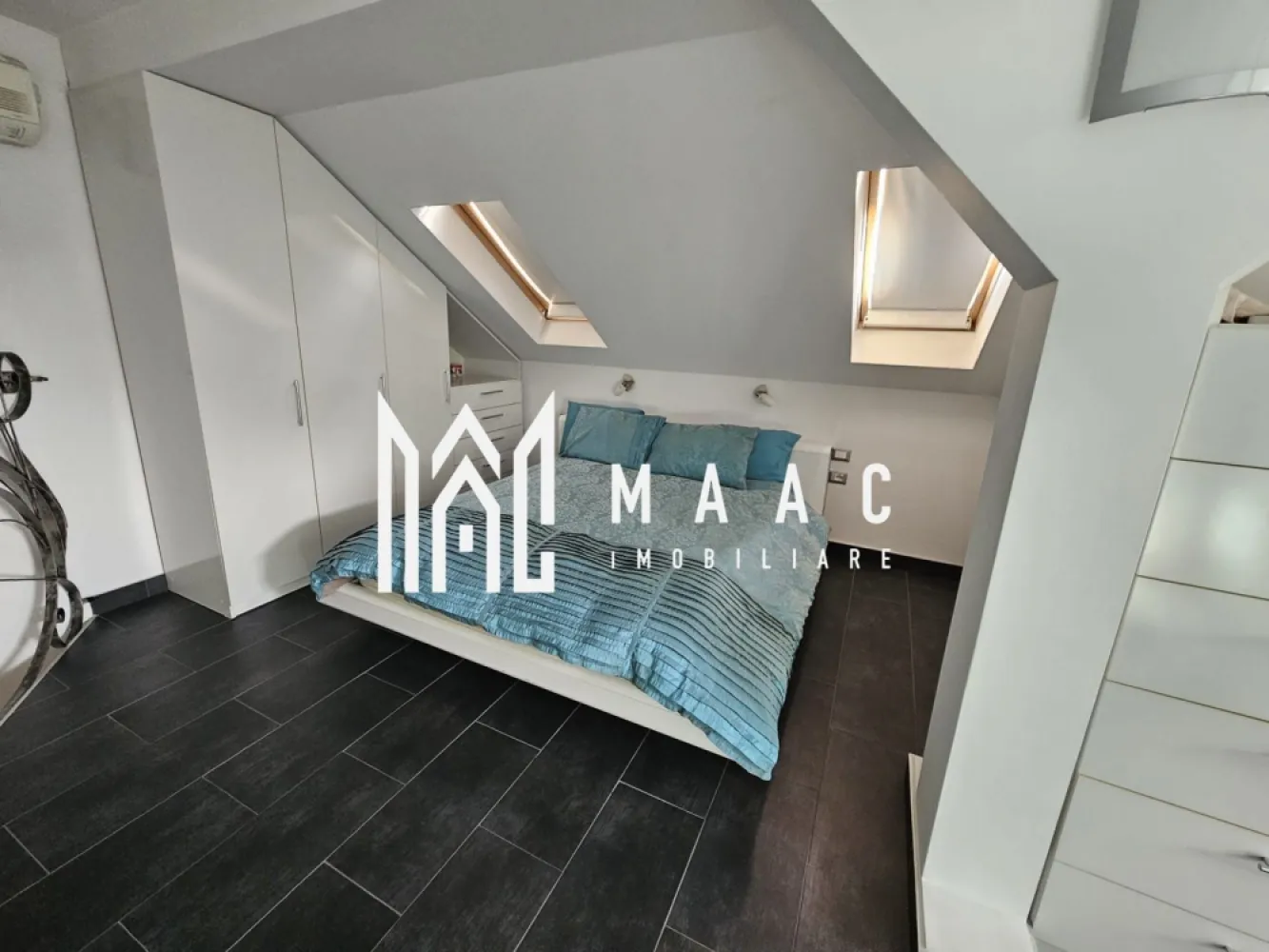 Casă Individuală | 236 mp utili | Garaj | Cartier Tilisca - Maac Imobiliare prezintă o locuință deosebită într-o zonă liniștită din cartierul Țilișca, situată la doar 3,4 km de centrul orașului și la 8 minute de mers cu mașina. Construită în 2010, această casă tip townhouse din cărămidă, cu acoperiș din țiglă, îmbină armonios confortul unei case cu spațiul generos al unui apartament modern.

Detalii tehnice și suprafață
Suprafață utilă totală: 196,08 mp
Subsol: ~40 mp
Locuri de parcare: 3 în fața casei
Izolație termică: exterior complet izolat
Compartimentare inteligentă
Subsol:

Hol generos
Cameră tehnică
Cameră ce poate deveni cramă
Două spații de depozitare (5 mp și 6 mp)
Parter:

Garaj încălzit (1 mașină)
Hol
Baie
Etaj 1:

Living open space cu bucătărie modernă
Balcon de 7 mp (1,5 m lățime)
Etaj 2:

Hol
Două dormitoare:
Dormitor mobilat complet
Cameră cu birou și canapea
Balcon acoperit (7 mp)
Baie cu duș
Mansardă (Etaj 3):

Dormitor matrimonial deschis, mobilat elegant
Baie spațioasă cu duș și cadă tip spa
Dotări și finisaje
Încălzire:
Electrică, prin pardoseală, cu termostate individuale pe camere și etaje
Răcire:
2 aparate de aer condiționat (living și mansardă)
Finisaje interioare:
Travertin pe holuri, scări și în living cu bucătăria
Mobilă de calitate superioară, complet utilată
Ferestre:
Termopane maro cu uși glisante la balcoane
Facilități suplimentare
Sistem de alarmă și camere de securitate (interior și exterior)
Video interfon instalat pe fiecare nivel
Spațiu verde cu pomi decorativi, ce necesită întreținere minimă
Această casă a fost locuită ocazional și se află într-o stare excelentă, oferind confort, siguranță și un design rafinat. Este ideală pentru cei care caută o locuință premium într-o zonă accesibilă și liniștită.

Pentru mai multe detalii precizati telefonic ca ati vazut anuntul cu ID:CP2245139