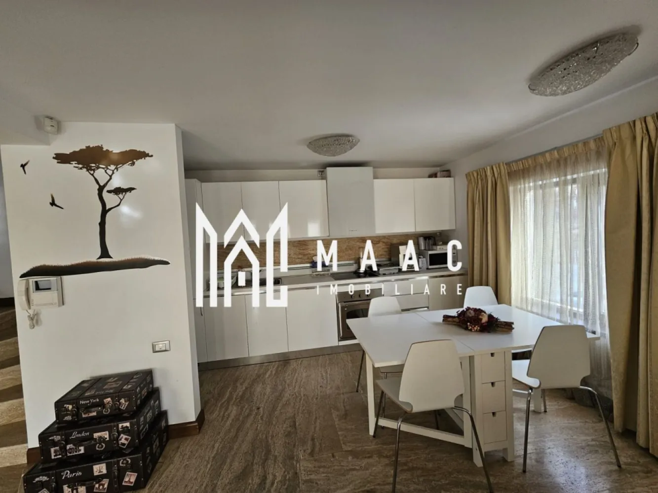 Casă Individuală | 236 mp utili | Garaj | Cartier Tilisca - Maac Imobiliare prezintă o locuință deosebită într-o zonă liniștită din cartierul Țilișca, situată la doar 3,4 km de centrul orașului și la 8 minute de mers cu mașina. Construită în 2010, această casă tip townhouse din cărămidă, cu acoperiș din țiglă, îmbină armonios confortul unei case cu spațiul generos al unui apartament modern.

Detalii tehnice și suprafață
Suprafață utilă totală: 196,08 mp
Subsol: ~40 mp
Locuri de parcare: 3 în fața casei
Izolație termică: exterior complet izolat
Compartimentare inteligentă
Subsol:

Hol generos
Cameră tehnică
Cameră ce poate deveni cramă
Două spații de depozitare (5 mp și 6 mp)
Parter:

Garaj încălzit (1 mașină)
Hol
Baie
Etaj 1:

Living open space cu bucătărie modernă
Balcon de 7 mp (1,5 m lățime)
Etaj 2:

Hol
Două dormitoare:
Dormitor mobilat complet
Cameră cu birou și canapea
Balcon acoperit (7 mp)
Baie cu duș
Mansardă (Etaj 3):

Dormitor matrimonial deschis, mobilat elegant
Baie spațioasă cu duș și cadă tip spa
Dotări și finisaje
Încălzire:
Electrică, prin pardoseală, cu termostate individuale pe camere și etaje
Răcire:
2 aparate de aer condiționat (living și mansardă)
Finisaje interioare:
Travertin pe holuri, scări și în living cu bucătăria
Mobilă de calitate superioară, complet utilată
Ferestre:
Termopane maro cu uși glisante la balcoane
Facilități suplimentare
Sistem de alarmă și camere de securitate (interior și exterior)
Video interfon instalat pe fiecare nivel
Spațiu verde cu pomi decorativi, ce necesită întreținere minimă
Această casă a fost locuită ocazional și se află într-o stare excelentă, oferind confort, siguranță și un design rafinat. Este ideală pentru cei care caută o locuință premium într-o zonă accesibilă și liniștită.

Pentru mai multe detalii precizati telefonic ca ati vazut anuntul cu ID:CP2245139