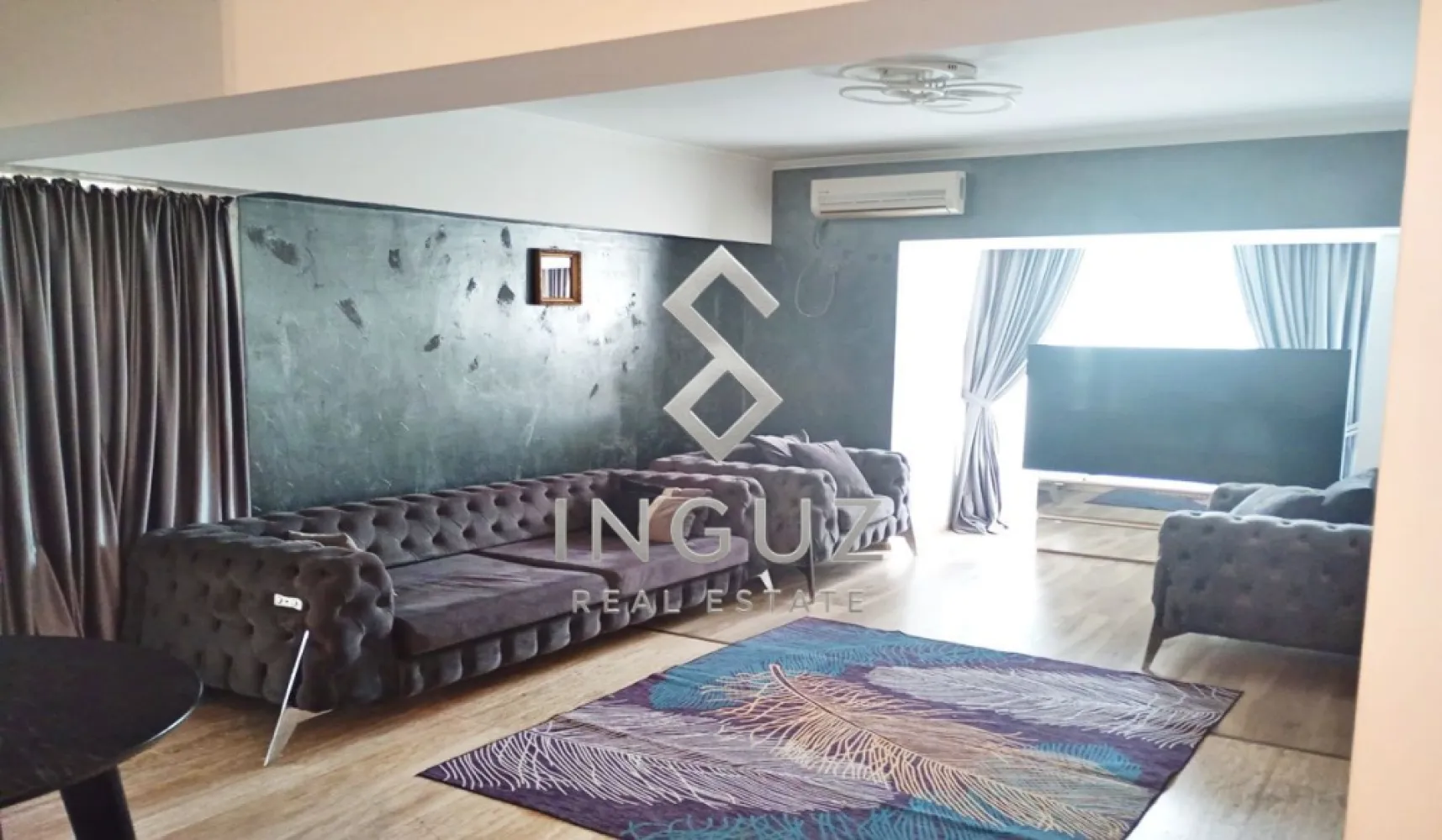 Apartament High-End de Închiriat – Piața Unirii | Fântânile Urbane - Apartament High-End de Închiriat – Piața Unirii | Fântânile Urbane

Vă prezentăm un apartament exclusivist cu 3 camere, situat într-una dintre cele mai prestigioase zone din București – Piața Unirii, chiar lângă Fântânile Urbane.

Proprietatea impresionează prin designul elegant, mobilierul premium tip Chesterfield și atmosfera rafinată, fiind ideală pentru persoane care apreciază confortul și stilul sofisticat.

Detalii proprietate:
• Suprafață utilă: 86 mp
• Compartimentare decomandată
• Etaj 2
• Living spațios și luminos
• 2 dormitoare amenajate modern
• Bucătărie complet utilată
• Baie elegantă cu finisaje contemporane
• Aer condiționat
• Finisaje premium

Avantaje locație:
• Vedere către zonă verde și liniștită
• La câțiva pași de Fântânile din Unirii
• Acces rapid către Centrul Vechi
• Restaurante, cafenele și centre comerciale în apropiere
• Conectivitate excelentă către toate zonele orașului

Ideal pentru expați, profesioniști sau persoane care își doresc un stil de viață premium în centrul capitalei.
Preț: 900 Euro / lună
Inguz Real Estate