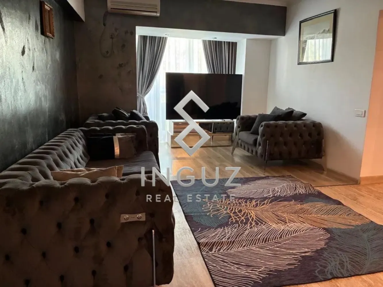 Apartament High-End de Închiriat – Piața Unirii | Fântânile Urbane - Apartament High-End de Închiriat – Piața Unirii | Fântânile Urbane

Vă prezentăm un apartament exclusivist cu 3 camere, situat într-una dintre cele mai prestigioase zone din București – Piața Unirii, chiar lângă Fântânile Urbane.

Proprietatea impresionează prin designul elegant, mobilierul premium tip Chesterfield și atmosfera rafinată, fiind ideală pentru persoane care apreciază confortul și stilul sofisticat.

Detalii proprietate:
• Suprafață utilă: 86 mp
• Compartimentare decomandată
• Etaj 2
• Living spațios și luminos
• 2 dormitoare amenajate modern
• Bucătărie complet utilată
• Baie elegantă cu finisaje contemporane
• Aer condiționat
• Finisaje premium

Avantaje locație:
• Vedere către zonă verde și liniștită
• La câțiva pași de Fântânile din Unirii
• Acces rapid către Centrul Vechi
• Restaurante, cafenele și centre comerciale în apropiere
• Conectivitate excelentă către toate zonele orașului

Ideal pentru expați, profesioniști sau persoane care își doresc un stil de viață premium în centrul capitalei.
Preț: 900 Euro / lună
Inguz Real Estate