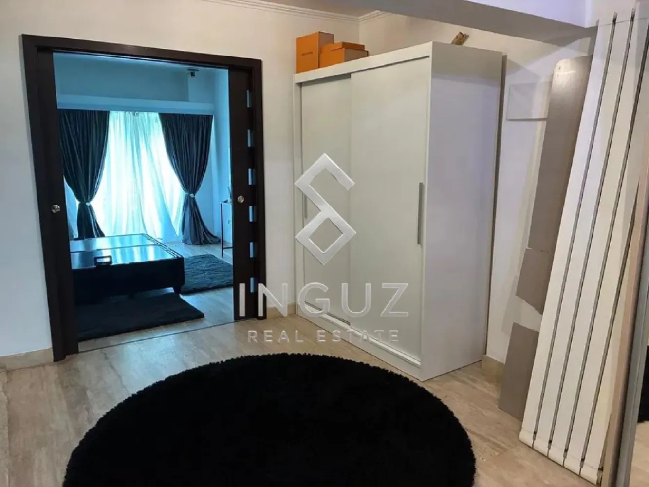 Apartament High-End de Închiriat – Piața Unirii | Fântânile Urbane - Apartament High-End de Închiriat – Piața Unirii | Fântânile Urbane

Vă prezentăm un apartament exclusivist cu 3 camere, situat într-una dintre cele mai prestigioase zone din București – Piața Unirii, chiar lângă Fântânile Urbane.

Proprietatea impresionează prin designul elegant, mobilierul premium tip Chesterfield și atmosfera rafinată, fiind ideală pentru persoane care apreciază confortul și stilul sofisticat.

Detalii proprietate:
• Suprafață utilă: 86 mp
• Compartimentare decomandată
• Etaj 2
• Living spațios și luminos
• 2 dormitoare amenajate modern
• Bucătărie complet utilată
• Baie elegantă cu finisaje contemporane
• Aer condiționat
• Finisaje premium

Avantaje locație:
• Vedere către zonă verde și liniștită
• La câțiva pași de Fântânile din Unirii
• Acces rapid către Centrul Vechi
• Restaurante, cafenele și centre comerciale în apropiere
• Conectivitate excelentă către toate zonele orașului

Ideal pentru expați, profesioniști sau persoane care își doresc un stil de viață premium în centrul capitalei.
Preț: 900 Euro / lună
Inguz Real Estate