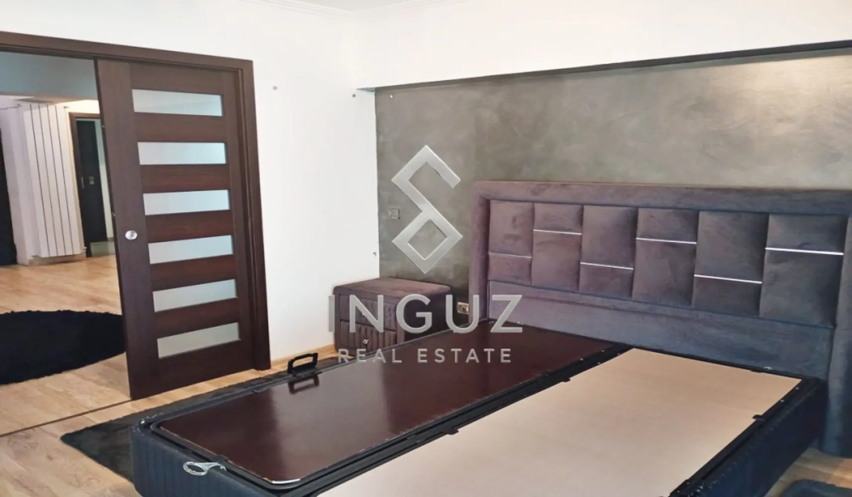 Apartament High-End de Închiriat – Piața Unirii | Fântânile Urbane - Apartament High-End de Închiriat – Piața Unirii | Fântânile Urbane

Vă prezentăm un apartament exclusivist cu 3 camere, situat într-una dintre cele mai prestigioase zone din București – Piața Unirii, chiar lângă Fântânile Urbane.

Proprietatea impresionează prin designul elegant, mobilierul premium tip Chesterfield și atmosfera rafinată, fiind ideală pentru persoane care apreciază confortul și stilul sofisticat.

Detalii proprietate:
• Suprafață utilă: 86 mp
• Compartimentare decomandată
• Etaj 2
• Living spațios și luminos
• 2 dormitoare amenajate modern
• Bucătărie complet utilată
• Baie elegantă cu finisaje contemporane
• Aer condiționat
• Finisaje premium

Avantaje locație:
• Vedere către zonă verde și liniștită
• La câțiva pași de Fântânile din Unirii
• Acces rapid către Centrul Vechi
• Restaurante, cafenele și centre comerciale în apropiere
• Conectivitate excelentă către toate zonele orașului

Ideal pentru expați, profesioniști sau persoane care își doresc un stil de viață premium în centrul capitalei.
Preț: 900 Euro / lună
Inguz Real Estate