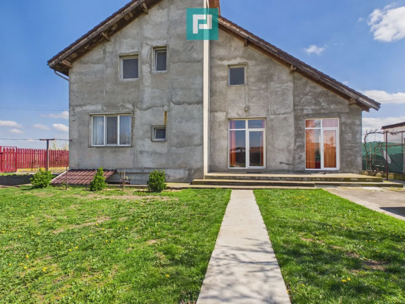 Casă cu 7 camere și teren generos în Șofronea - Vă propunem spre vânzare o proprietate deosebită, situată într-o zonă liniștită și discretă din Șofronea, perfectă pentru cei care caută confort, spațiu și intimitate.

Imobilul este dispus pe parter și etaj, având în total:

7 camere generoase, ideale pentru o familie numeroasă sau pentru diverse activități

Suprafețe:

Suprafață utilă: 175 mp
Suprafață teren: 920 mp

Proprietatea este mobilată și utilată, fiind pregătită pentru mutare imediată.

Dotări și facilități:

apă curentă
centrală pe lemne
ferestre termopan
2 terase – perfecte pentru relaxare
pod mansardabil – posibilitate de extindere

Terenul generos oferă multiple beneficii:

vie proprie
livadă
spațiu ideal pentru grădină sau relaxare

Această proprietate reprezintă alegerea perfectă pentru cei care își doresc o locuință spațioasă, într-un cadru liniștit, dar cu acces facil către oraș.

Pentru mai multe informații sau programarea unei vizionări:

Szekeres Carol – 0729966649
carol.szekeres@propertylab.ro

Giulia Chindriș – 0732357880
giulia.chindris@propertylab.ro
CP3010796