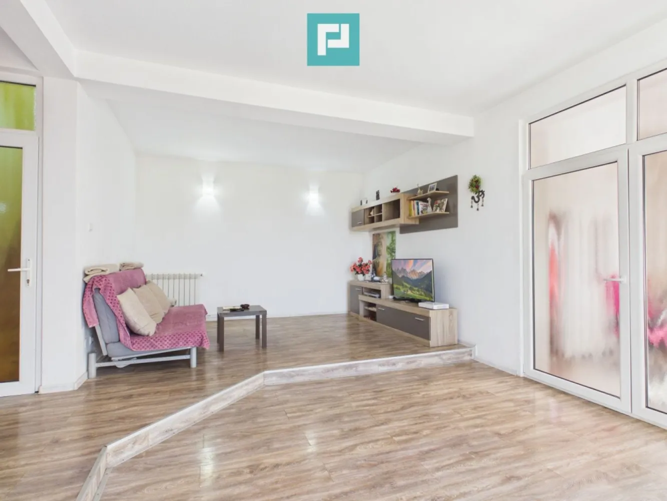 Casă cu 7 camere și teren generos în Șofronea - Vă propunem spre vânzare o proprietate deosebită, situată într-o zonă liniștită și discretă din Șofronea, perfectă pentru cei care caută confort, spațiu și intimitate.

Imobilul este dispus pe parter și etaj, având în total:

7 camere generoase, ideale pentru o familie numeroasă sau pentru diverse activități

Suprafețe:

Suprafață utilă: 175 mp
Suprafață teren: 920 mp

Proprietatea este mobilată și utilată, fiind pregătită pentru mutare imediată.

Dotări și facilități:

apă curentă
centrală pe lemne
ferestre termopan
2 terase – perfecte pentru relaxare
pod mansardabil – posibilitate de extindere

Terenul generos oferă multiple beneficii:

vie proprie
livadă
spațiu ideal pentru grădină sau relaxare

Această proprietate reprezintă alegerea perfectă pentru cei care își doresc o locuință spațioasă, într-un cadru liniștit, dar cu acces facil către oraș.

Pentru mai multe informații sau programarea unei vizionări:

Szekeres Carol – 0729966649
carol.szekeres@propertylab.ro

Giulia Chindriș – 0732357880
giulia.chindris@propertylab.ro
CP3010796