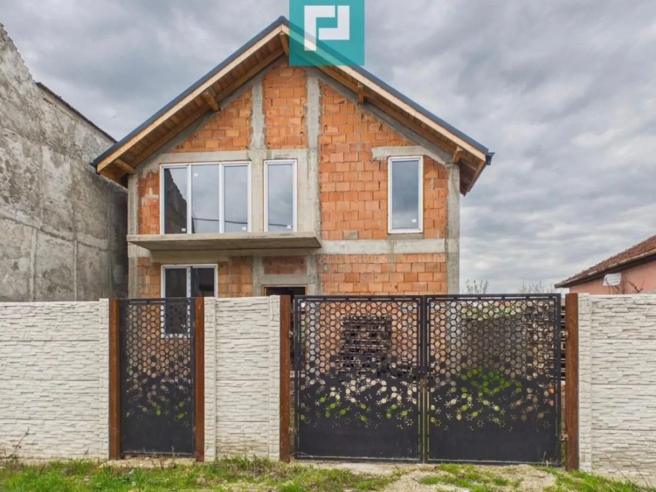Casă la roșu cu piscină-Pârneava-767 mp teren - Casă la roșu Pârneava - 180 mp utili - teren 767 mp + piscină

PropertyLab vă propune spre vânzare o casă la roșu, construcție 2023, cu un teren generos de 767 mp, situată în zona Pârneava.
Imobilul este dispus pe P+M și a fost gândită ca două unități locative distincte, fiind dotată cu 2 contoare de curent separate și posibilitatea de acces individual pentru parter și mansardă – ideală pentru două familii sau pentru locuire combinată cu închiriere.
Datorită stadiului actual de construcție, imobilul poate fi adaptat cu ușurință și ca locuință unifamilială, în funcție de preferințele viitorului proprietar.

La parter regăsim un living generos, zona de luat masa, bucătărie, dormitor, birou, baie, grup sanitar, spații auxiliare (spălător, dressing) și terasă.
Mansarda dispune de living spațios, 2 dormitoare, birou, 2 băi, bucătărie, dressinguri și balcon.

Un plus important al acestei proprietăți este proiectul de piscină de aproximativ 40 mp, care include zonă de relaxare, șezlonguri în apă și spațiu pentru jacuzzi.
Proiectul prevede încălzire prin pardoseală, iar instalațiile de apă și scurgerile sunt deja trase în casă, facilitând continuarea lucrărilor.
Curtea este împrejmuită cu gard nou, iar terenul include pomi fructiferi, oferind intimitate și un cadru natural plăcut.
Construcția se vinde la stadiul de roșu, oferind viitorului proprietar libertatea de a o amenaja după propriul gust.

Programează o vizionare pentru a discuta direct la proprietate toate detaliile – de la proiect până la pașii concreți pentru finalizare.

Valea Alexandra - consultant imobiliar PropertyLab
alexandra.valea@propertylab.ro
0746756071

CP3010728