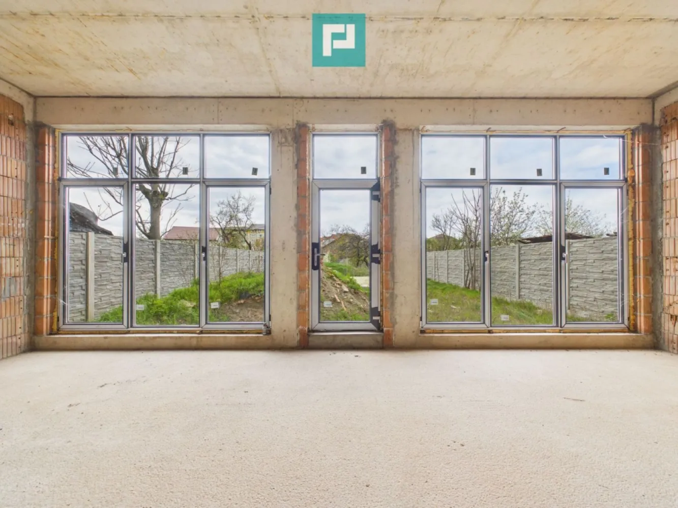 Casă la roșu cu piscină-Pârneava-767 mp teren - Casă la roșu Pârneava - 180 mp utili - teren 767 mp + piscină

PropertyLab vă propune spre vânzare o casă la roșu, construcție 2023, cu un teren generos de 767 mp, situată în zona Pârneava.
Imobilul este dispus pe P+M și a fost gândită ca două unități locative distincte, fiind dotată cu 2 contoare de curent separate și posibilitatea de acces individual pentru parter și mansardă – ideală pentru două familii sau pentru locuire combinată cu închiriere.
Datorită stadiului actual de construcție, imobilul poate fi adaptat cu ușurință și ca locuință unifamilială, în funcție de preferințele viitorului proprietar.

La parter regăsim un living generos, zona de luat masa, bucătărie, dormitor, birou, baie, grup sanitar, spații auxiliare (spălător, dressing) și terasă.
Mansarda dispune de living spațios, 2 dormitoare, birou, 2 băi, bucătărie, dressinguri și balcon.

Un plus important al acestei proprietăți este proiectul de piscină de aproximativ 40 mp, care include zonă de relaxare, șezlonguri în apă și spațiu pentru jacuzzi.
Proiectul prevede încălzire prin pardoseală, iar instalațiile de apă și scurgerile sunt deja trase în casă, facilitând continuarea lucrărilor.
Curtea este împrejmuită cu gard nou, iar terenul include pomi fructiferi, oferind intimitate și un cadru natural plăcut.
Construcția se vinde la stadiul de roșu, oferind viitorului proprietar libertatea de a o amenaja după propriul gust.

Programează o vizionare pentru a discuta direct la proprietate toate detaliile – de la proiect până la pașii concreți pentru finalizare.

Valea Alexandra - consultant imobiliar PropertyLab
alexandra.valea@propertylab.ro
0746756071

CP3010728