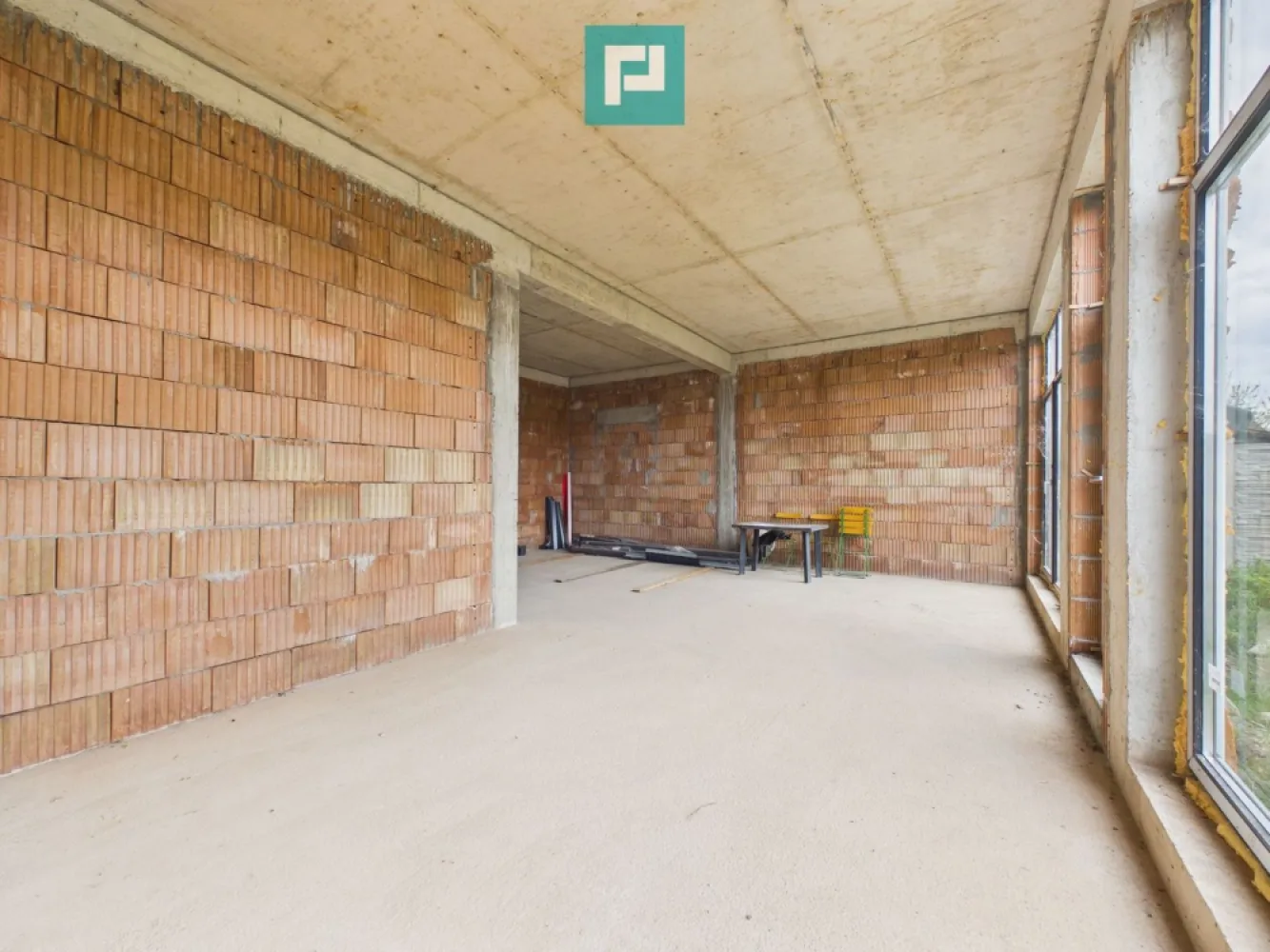 Casă la roșu cu piscină-Pârneava-767 mp teren - Casă la roșu Pârneava - 180 mp utili - teren 767 mp + piscină

PropertyLab vă propune spre vânzare o casă la roșu, construcție 2023, cu un teren generos de 767 mp, situată în zona Pârneava.
Imobilul este dispus pe P+M și a fost gândită ca două unități locative distincte, fiind dotată cu 2 contoare de curent separate și posibilitatea de acces individual pentru parter și mansardă – ideală pentru două familii sau pentru locuire combinată cu închiriere.
Datorită stadiului actual de construcție, imobilul poate fi adaptat cu ușurință și ca locuință unifamilială, în funcție de preferințele viitorului proprietar.

La parter regăsim un living generos, zona de luat masa, bucătărie, dormitor, birou, baie, grup sanitar, spații auxiliare (spălător, dressing) și terasă.
Mansarda dispune de living spațios, 2 dormitoare, birou, 2 băi, bucătărie, dressinguri și balcon.

Un plus important al acestei proprietăți este proiectul de piscină de aproximativ 40 mp, care include zonă de relaxare, șezlonguri în apă și spațiu pentru jacuzzi.
Proiectul prevede încălzire prin pardoseală, iar instalațiile de apă și scurgerile sunt deja trase în casă, facilitând continuarea lucrărilor.
Curtea este împrejmuită cu gard nou, iar terenul include pomi fructiferi, oferind intimitate și un cadru natural plăcut.
Construcția se vinde la stadiul de roșu, oferind viitorului proprietar libertatea de a o amenaja după propriul gust.

Programează o vizionare pentru a discuta direct la proprietate toate detaliile – de la proiect până la pașii concreți pentru finalizare.

Valea Alexandra - consultant imobiliar PropertyLab
alexandra.valea@propertylab.ro
0746756071

CP3010728