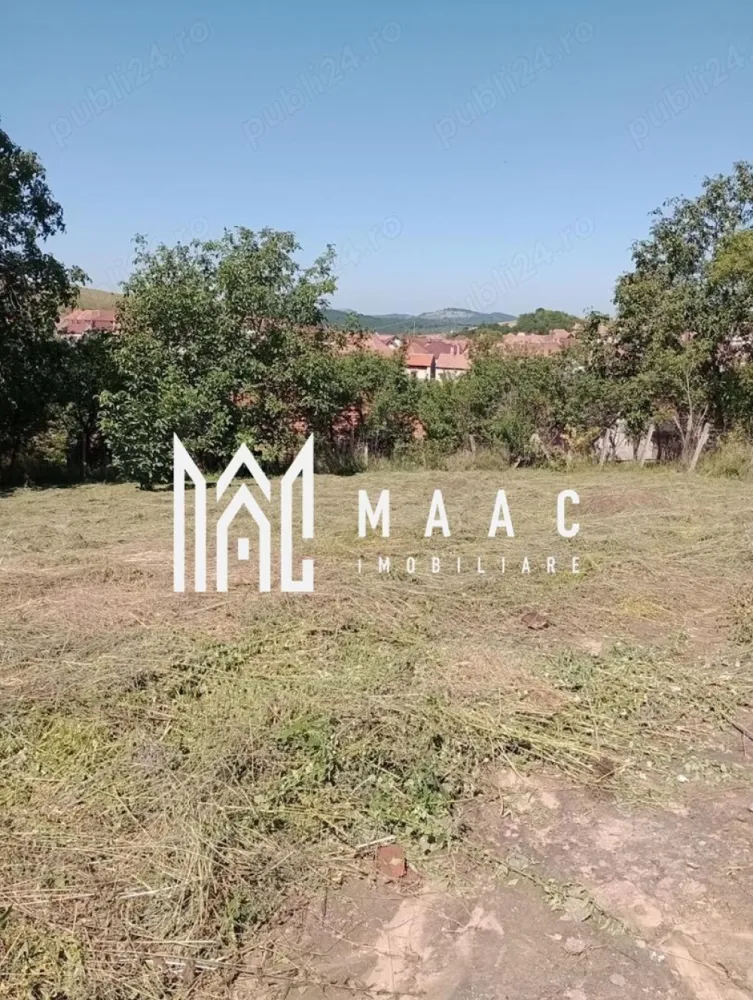 Teren | 479 mp | Poiana Sibiului - MAAC Imobiliare vă propune spre vânzare un teren de 479 mp, situat în localitatea Poiana Sibiului, într-o zonă liniștită și pitorească, între case. Terenul beneficiază de o deschidere de 13 ml la stradă, având un stâlp de curent electric amplasat la limita proprietății 

Zona este în plină dezvoltare, cu lucrări în desfășurare pentru racordarea întregii zone (inclusiv localitățile Jina, Poiana, Tilișca, Rod) la rețeaua județeană de apă și gaze. Acest teren este ideal pentru construcția unei locuințe permanente, a unei case de vacanță, a unei cabane din lemn sau a unei construcții modulare, adaptate nevoilor și preferințelor tale.

Detalii suplimentare:

Suprafață teren: 479 mp
Deschidere: 13 mp

Pentru mai multe informații sau pentru a programa o vizionare, nu ezitați să ne contactați, specificand ID: CP2236835