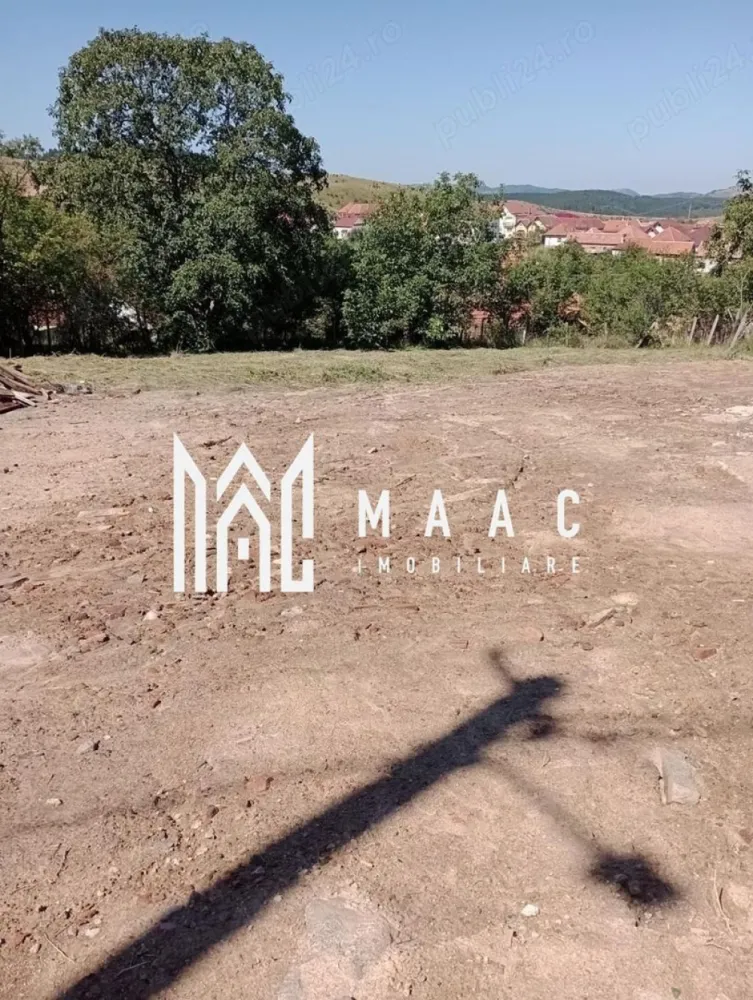 Teren | 479 mp | Poiana Sibiului - MAAC Imobiliare vă propune spre vânzare un teren de 479 mp, situat în localitatea Poiana Sibiului, într-o zonă liniștită și pitorească, între case. Terenul beneficiază de o deschidere de 13 ml la stradă, având un stâlp de curent electric amplasat la limita proprietății 

Zona este în plină dezvoltare, cu lucrări în desfășurare pentru racordarea întregii zone (inclusiv localitățile Jina, Poiana, Tilișca, Rod) la rețeaua județeană de apă și gaze. Acest teren este ideal pentru construcția unei locuințe permanente, a unei case de vacanță, a unei cabane din lemn sau a unei construcții modulare, adaptate nevoilor și preferințelor tale.

Detalii suplimentare:

Suprafață teren: 479 mp
Deschidere: 13 mp

Pentru mai multe informații sau pentru a programa o vizionare, nu ezitați să ne contactați, specificand ID: CP2236835