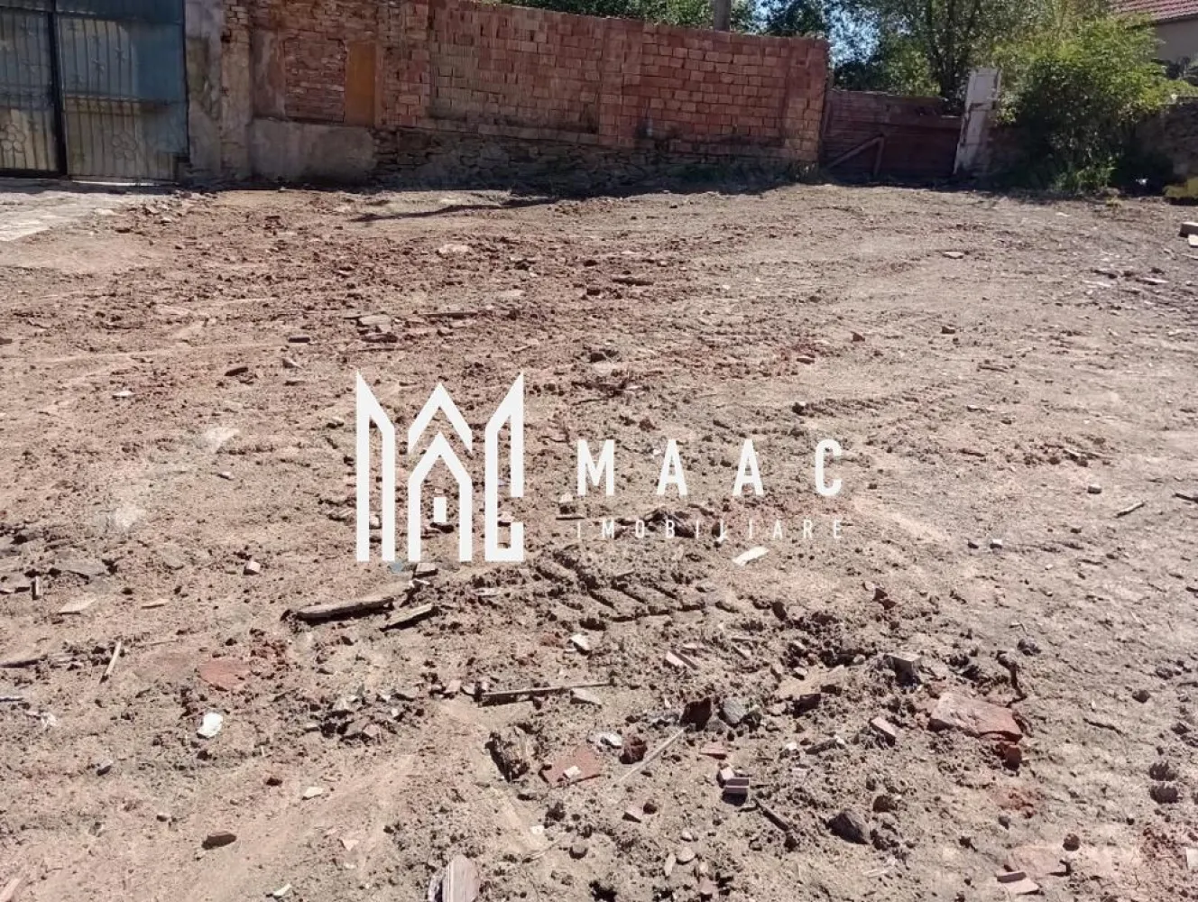 Teren | 479 mp | Poiana Sibiului - MAAC Imobiliare vă propune spre vânzare un teren de 479 mp, situat în localitatea Poiana Sibiului, într-o zonă liniștită și pitorească, între case. Terenul beneficiază de o deschidere de 13 ml la stradă, având un stâlp de curent electric amplasat la limita proprietății 

Zona este în plină dezvoltare, cu lucrări în desfășurare pentru racordarea întregii zone (inclusiv localitățile Jina, Poiana, Tilișca, Rod) la rețeaua județeană de apă și gaze. Acest teren este ideal pentru construcția unei locuințe permanente, a unei case de vacanță, a unei cabane din lemn sau a unei construcții modulare, adaptate nevoilor și preferințelor tale.

Detalii suplimentare:

Suprafață teren: 479 mp
Deschidere: 13 mp

Pentru mai multe informații sau pentru a programa o vizionare, nu ezitați să ne contactați, specificand ID: CP2236835