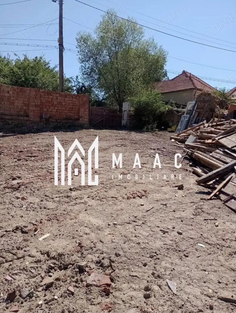 Teren | 479 mp | Poiana Sibiului - MAAC Imobiliare vă propune spre vânzare un teren de 479 mp, situat în localitatea Poiana Sibiului, într-o zonă liniștită și pitorească, între case. Terenul beneficiază de o deschidere de 13 ml la stradă, având un stâlp de curent electric amplasat la limita proprietății 

Zona este în plină dezvoltare, cu lucrări în desfășurare pentru racordarea întregii zone (inclusiv localitățile Jina, Poiana, Tilișca, Rod) la rețeaua județeană de apă și gaze. Acest teren este ideal pentru construcția unei locuințe permanente, a unei case de vacanță, a unei cabane din lemn sau a unei construcții modulare, adaptate nevoilor și preferințelor tale.

Detalii suplimentare:

Suprafață teren: 479 mp
Deschidere: 13 mp

Pentru mai multe informații sau pentru a programa o vizionare, nu ezitați să ne contactați, specificand ID: CP2236835