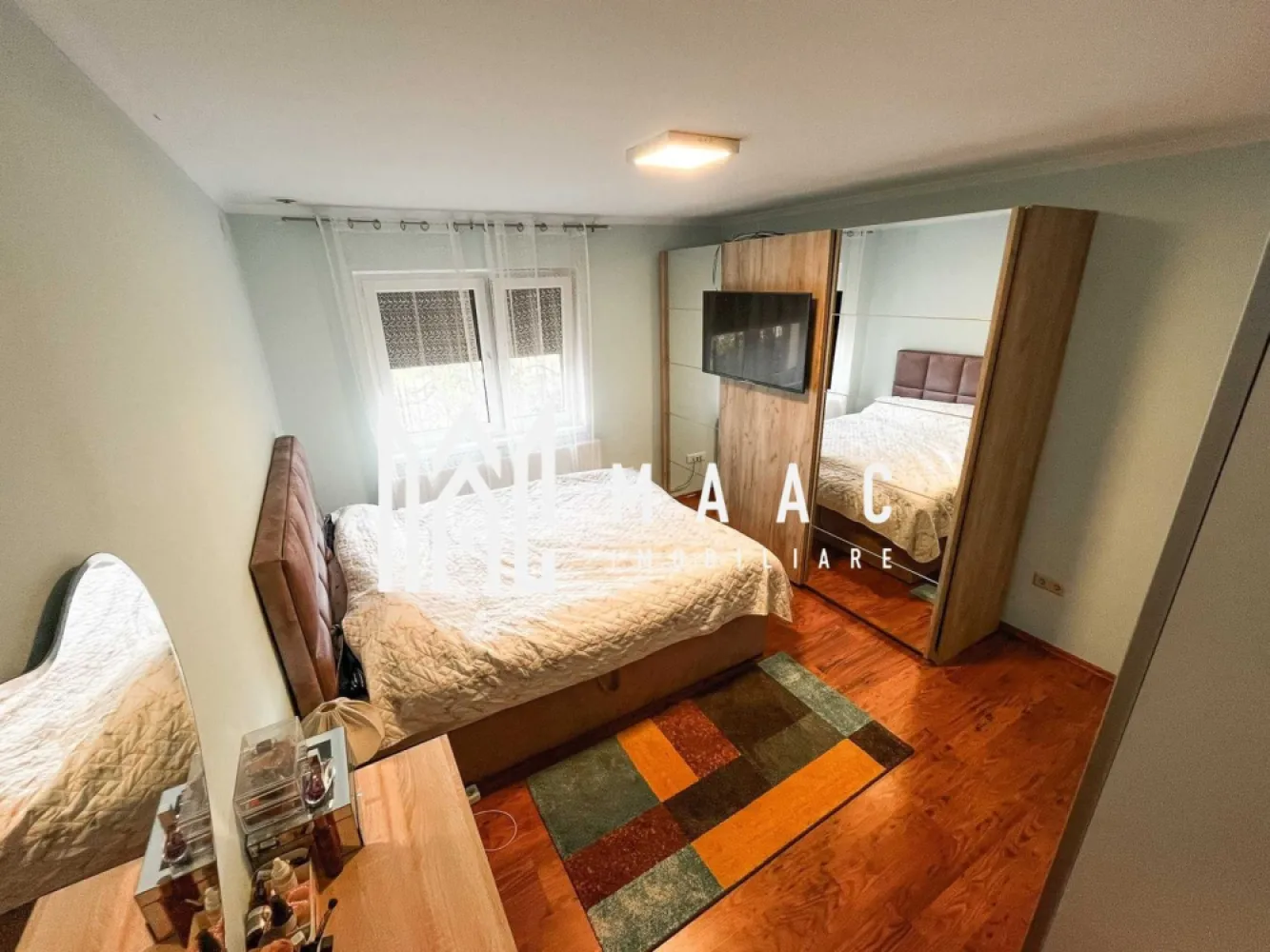 Casă 4 Camere | 200 MPU | 350 mp Curte | Lacul lui Binder - MAAC Imobiliare vă propune spre vânzare o casă modernă și inteligentă, situată în zona Țiglari, Sibiu. Proprietatea a fost renovată complet în 2022 și oferă toate facilitățile necesare unei familii care își dorește confort, siguranță și eficiență energetică. Detalii proprietate: Suprafață utilă: 200 mp Terasă: 15 mp Garaj: 25 mp Curte liberă: 350 mp, ideală pentru grădină sau spațiu de relaxare Construcție solidă din cărămidă, regim de înălțime D+P+M Dotări Smart: Panouri fotovoltaice de 8 kW Sistem automatizat de iluminat și încălzire, controlabile prin telefon Videointerfon, poartă automatizată, alarmă, aer condiționat Geamuri termopan cu jaluzele electrice Centrală termică cu radiatoare din oțel Compartimentare interioară: Demisol: hol, cameră tehnică, cameră, baie cu duș, pivniță Parter: living, dormitor, bucătărie mobilată și utilată, baie cu cadă și hidromasaj, spălătorie, hol Etaj: două dormitoare (unul cu terasă de 14 mp) + spațiu de depozitare de 36 mp Avantaje: Casă complet renovată și eficientă energetic Zonă liniștită, dar aproape de școli, grădinițe, magazine, farmacii și transport public Confort sporit și siguranță prin tehnologia smart integrată Pentru mai multe detalii și programarea unei vizionări, vă rugăm să ne contactați menționând ID: CP2221720.