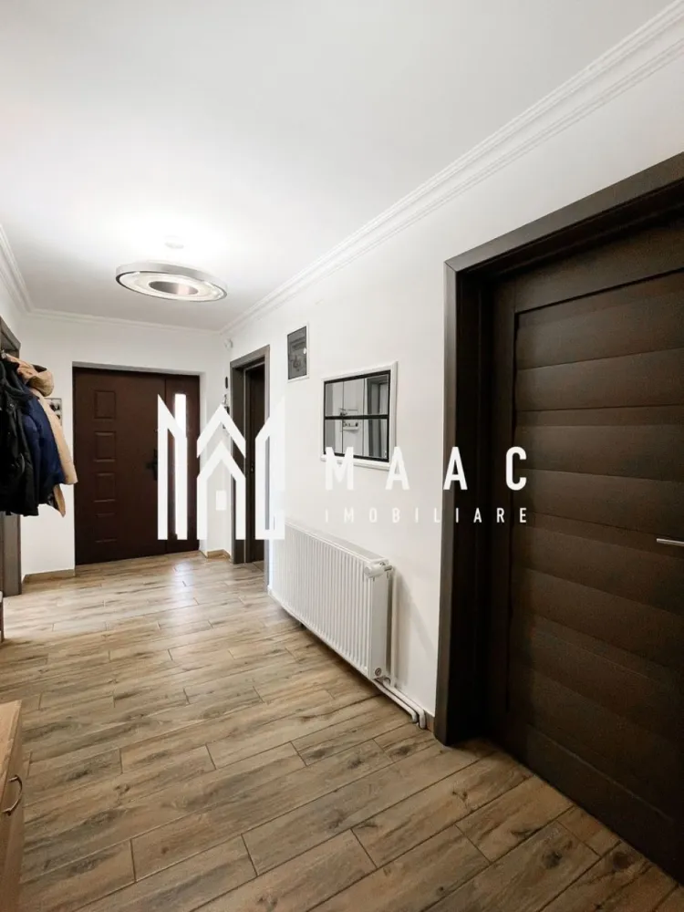 Casă 4 Camere | 200 MPU | 350 mp Curte | Lacul lui Binder - MAAC Imobiliare vă propune spre vânzare o casă modernă și inteligentă, situată în zona Țiglari, Sibiu. Proprietatea a fost renovată complet în 2022 și oferă toate facilitățile necesare unei familii care își dorește confort, siguranță și eficiență energetică. Detalii proprietate: Suprafață utilă: 200 mp Terasă: 15 mp Garaj: 25 mp Curte liberă: 350 mp, ideală pentru grădină sau spațiu de relaxare Construcție solidă din cărămidă, regim de înălțime D+P+M Dotări Smart: Panouri fotovoltaice de 8 kW Sistem automatizat de iluminat și încălzire, controlabile prin telefon Videointerfon, poartă automatizată, alarmă, aer condiționat Geamuri termopan cu jaluzele electrice Centrală termică cu radiatoare din oțel Compartimentare interioară: Demisol: hol, cameră tehnică, cameră, baie cu duș, pivniță Parter: living, dormitor, bucătărie mobilată și utilată, baie cu cadă și hidromasaj, spălătorie, hol Etaj: două dormitoare (unul cu terasă de 14 mp) + spațiu de depozitare de 36 mp Avantaje: Casă complet renovată și eficientă energetic Zonă liniștită, dar aproape de școli, grădinițe, magazine, farmacii și transport public Confort sporit și siguranță prin tehnologia smart integrată Pentru mai multe detalii și programarea unei vizionări, vă rugăm să ne contactați menționând ID: CP2221720.