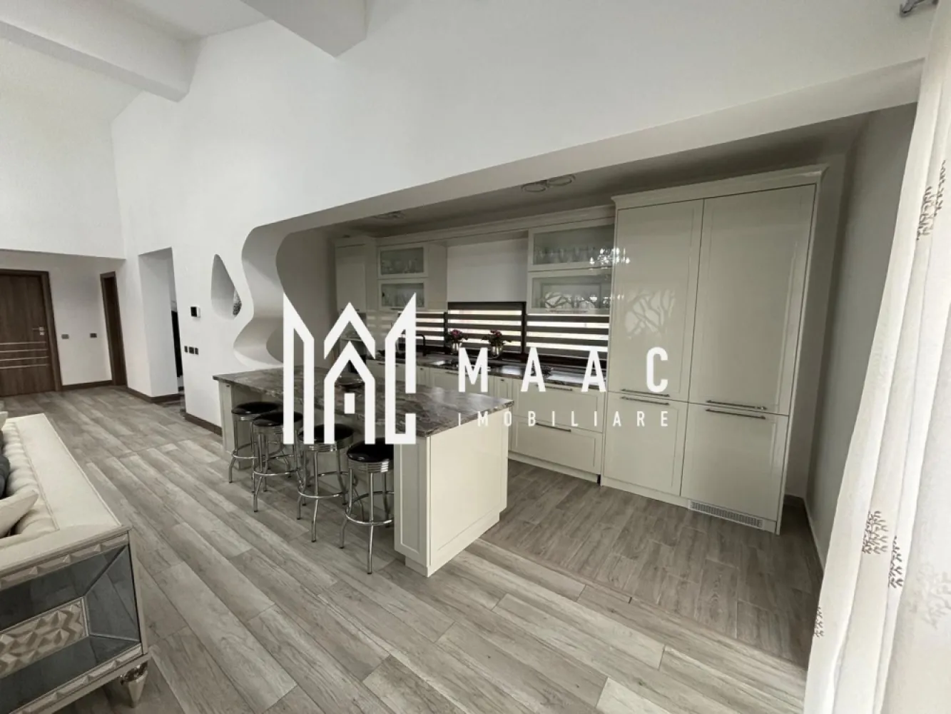 Casa /Vila de Lux | Teren 630 mp | Sibiu - MAAC Imobiliare vă invita să descoperiți o vilă exclusivistă, situată într-o locație privilegiată, la doar cateva minute de centrul orașului, care îmbină eleganța, confortul și funcționalitatea într-un design contemporan. Cu o suprafață utilă de 196,3 mp și un teren generos, această proprietate oferă un stil de viață rafinat, într-un cadru liniștit și accesibil.

Caracteristici principale:

Suprafață utilă: 196,3 mp, distribuiți eficient pe un nivel și un subsol amenajat
Teren generos: 630 mp, ideal pentru grădină, loc de relaxare, sau pentru organizarea de evenimente în aer liber

Compartimentare excelentă:
La parter: un living spațios și luminos, perfect pentru relaxare sau întâlniri sociale, și o zonă de dining elegantă, care se deschide către o bucătărie complet echipată
 3 dormitoare care beneficiază de baie proprie si dressing.
 două bucătării situate la parter, ideală pentru gătit în familie sau pentru a vă bucura de momente de socializare, iar a treia este amplasată la subsol, perfectă pentru prepararea meselor pentru petreceri sau întâlniri cu prietenii.
Subsol amenajat: Un spațiu versatil pentru evenimente, cu un sistem de iluminat ambiental 
Finisaje de lux: utilizarea celor mai bune materiale și tehnici de construcție, inclusiv parchet , marmură de calitate superioară, feronerie premium, și instalații de iluminat moderne.
Fiecare cameră este luminată natural, datorită geamurilor mari și a designului deschis, creând un ambient plăcut și primitor.

Curte proprie: cu suficiente spații verzi pentru a crea o grădină privată sau loc de joacă, având totodată opțiunea de a amenaja o piscină sau terasă exterioară.

Avantaje suplimentare:
Locație excelentă: la doar 5 minute de oraș, vă veți bucura de acces rapid la toate facilitățile urbane, păstrând în același timp liniștea și intimitatea unei locuințe exclusiviste, înconjurată de natură.
Locuri de parcare: spațiu generos pentru parcare, inclusiv locuri de parcare pentru vizitatori.

Pentru mai multe informatii specificati ca ati vazut anuntul cu ID: CP2218499