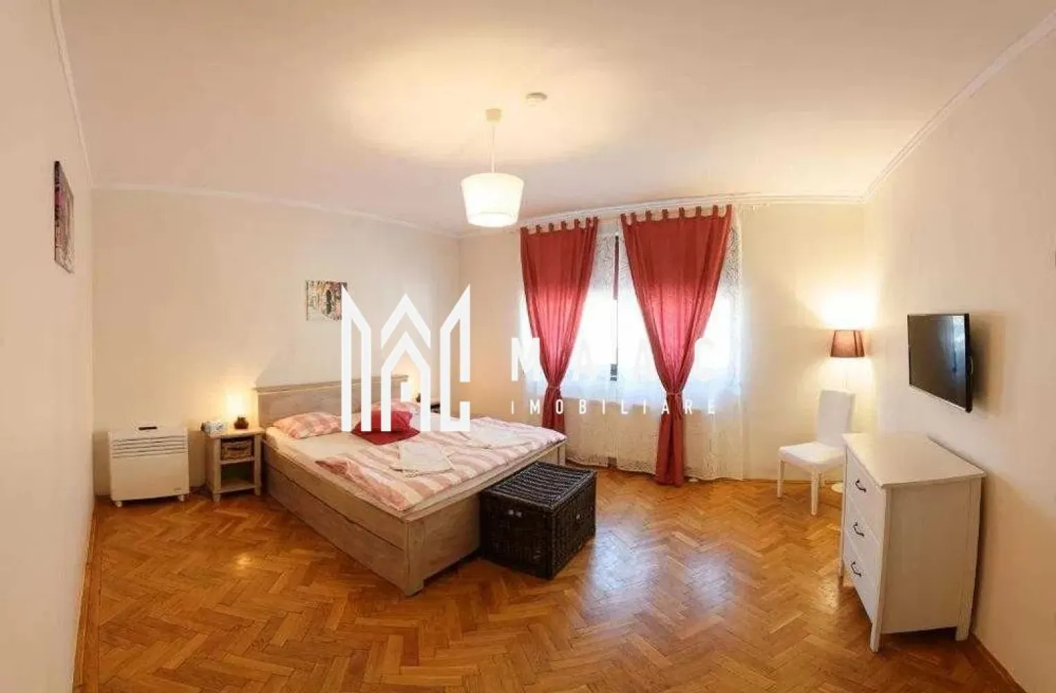 Ultracentral I Investitie I Apartament 3 Camere I Decomandat - Va propunem sprtte vanzare un apartament decomandat de 3 camere situat la parterul unui imobil din zona Ultracentrala.

Locuinta cuprinde: living, 2 dormitoare, bucatarie, 2 bai.

Apartamentul este pozitionat ultracentral pretabil pentru regim hotelier.

Disponibil imediat.

Pentru mai multe detalii precizati telefonic ca ati vazut anuntul cu ID: CP2218493