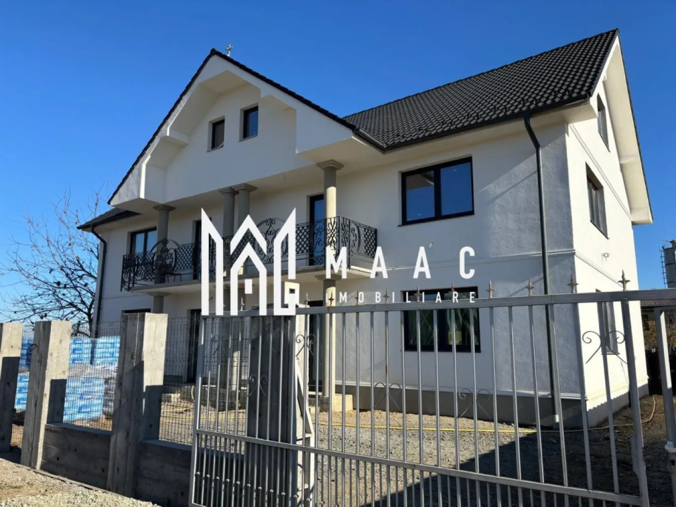 Casa tip duplex | Terasa | Rasinari - Vă propunem spre vânzare o casă tip duplex, modernă și spațioasă, cu o suprafață totală utilă de 194,6 mp, situată într-o zonă liniștită, in Rasinari. Acest imobil dispune de parter, etaj și mansardă, oferind suficient spațiu pentru o familie, cu posibilități multiple de amenajare. Curtea proprie de 160 mp adaugă un plus de valoare, fiind ideală pentru petrecerea timpului liber sau amenajarea unei grădini personale. Caracteristici principale: Suprafață totală utilă: 194,6 mp Compartimentare: Parter + Etaj + Mansardă, într-o configurație care oferă intimitate și confort pe fiecare nivel Curte proprie: 160 mp, cu posibilități de amenajare a unui loc de relaxare, grădină sau loc de joacă pentru copii Predare la alb: Imobilul va fi predat la stadiul de alb, permițându-vă să personalizați finisajele interioare conform preferințelor dumneavoastră Detaliile fiecărui nivel: Parter: Living spațios, bucătărie separată, dormitor si baie . Etaj: 2 dormitoare luminoase și aerisite, cu acces facil la baie si o camera de relaxare care face legatura intre ele. Mansardă: Un spațiu flexibil care poate fi amenajat în funcție de nevoile dumneavoastră. Avantaje suplimentare: Curte de 160 mp: Ideală pentru a crea un loc de relaxare, grădină personală sau loc de joacă pentru copii Posibilități de personalizare: Predarea la alb vă permite să vă puneți amprenta asupra casei, alegând finisajele care se potrivesc stilului dumneavoastră personal Ideal pentru: Familii care își doresc un cămin modern, spațios și personalizabil Persoane care preferă o locuință cu multiple opțiuni de amenajare și cu curte proprie Oricine caută o casă deosebită într-o zonă liniștită, dar cu acces rapid la facilități urbane Pentru mai multe informatii sau pentru a programa o vizionare, va rugam sa specificati ID: CP2217812