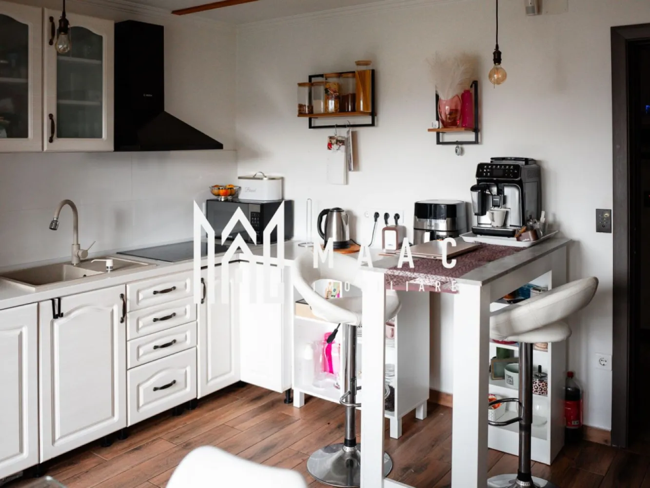 Casă 4 Camere | 200 MPU | 350 mp Curte | Lacul lui Binder - MAAC Imobiliare vă propune spre vânzare o casă modernă și inteligentă, situată în zona Țiglari, Sibiu. Proprietatea a fost renovată complet în 2022 și oferă toate facilitățile necesare unei familii care își dorește confort, siguranță și eficiență energetică. Detalii proprietate: Suprafață utilă: 200 mp Terasă: 15 mp Garaj: 25 mp Curte liberă: 350 mp, ideală pentru grădină sau spațiu de relaxare Construcție solidă din cărămidă, regim de înălțime D+P+M Dotări Smart: Panouri fotovoltaice de 8 kW Sistem automatizat de iluminat și încălzire, controlabile prin telefon Videointerfon, poartă automatizată, alarmă, aer condiționat Geamuri termopan cu jaluzele electrice Centrală termică cu radiatoare din oțel Compartimentare interioară: Demisol: hol, cameră tehnică, cameră, baie cu duș, pivniță Parter: living, dormitor, bucătărie mobilată și utilată, baie cu cadă și hidromasaj, spălătorie, hol Etaj: două dormitoare (unul cu terasă de 14 mp) + spațiu de depozitare de 36 mp Avantaje: Casă complet renovată și eficientă energetic Zonă liniștită, dar aproape de școli, grădinițe, magazine, farmacii și transport public Confort sporit și siguranță prin tehnologia smart integrată Pentru mai multe detalii și programarea unei vizionări, vă rugăm să ne contactați menționând ID: CP2221720.