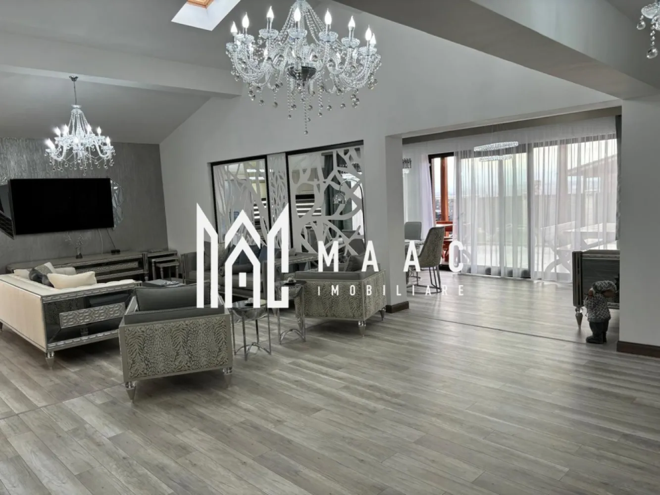 Casa /Vila de Lux | Teren 630 mp | Sibiu - MAAC Imobiliare vă invita să descoperiți o vilă exclusivistă, situată într-o locație privilegiată, la doar cateva minute de centrul orașului, care îmbină eleganța, confortul și funcționalitatea într-un design contemporan. Cu o suprafață utilă de 196,3 mp și un teren generos, această proprietate oferă un stil de viață rafinat, într-un cadru liniștit și accesibil.

Caracteristici principale:

Suprafață utilă: 196,3 mp, distribuiți eficient pe un nivel și un subsol amenajat
Teren generos: 630 mp, ideal pentru grădină, loc de relaxare, sau pentru organizarea de evenimente în aer liber

Compartimentare excelentă:
La parter: un living spațios și luminos, perfect pentru relaxare sau întâlniri sociale, și o zonă de dining elegantă, care se deschide către o bucătărie complet echipată
 3 dormitoare care beneficiază de baie proprie si dressing.
 două bucătării situate la parter, ideală pentru gătit în familie sau pentru a vă bucura de momente de socializare, iar a treia este amplasată la subsol, perfectă pentru prepararea meselor pentru petreceri sau întâlniri cu prietenii.
Subsol amenajat: Un spațiu versatil pentru evenimente, cu un sistem de iluminat ambiental 
Finisaje de lux: utilizarea celor mai bune materiale și tehnici de construcție, inclusiv parchet , marmură de calitate superioară, feronerie premium, și instalații de iluminat moderne.
Fiecare cameră este luminată natural, datorită geamurilor mari și a designului deschis, creând un ambient plăcut și primitor.

Curte proprie: cu suficiente spații verzi pentru a crea o grădină privată sau loc de joacă, având totodată opțiunea de a amenaja o piscină sau terasă exterioară.

Avantaje suplimentare:
Locație excelentă: la doar 5 minute de oraș, vă veți bucura de acces rapid la toate facilitățile urbane, păstrând în același timp liniștea și intimitatea unei locuințe exclusiviste, înconjurată de natură.
Locuri de parcare: spațiu generos pentru parcare, inclusiv locuri de parcare pentru vizitatori.

Pentru mai multe informatii specificati ca ati vazut anuntul cu ID: CP2218499