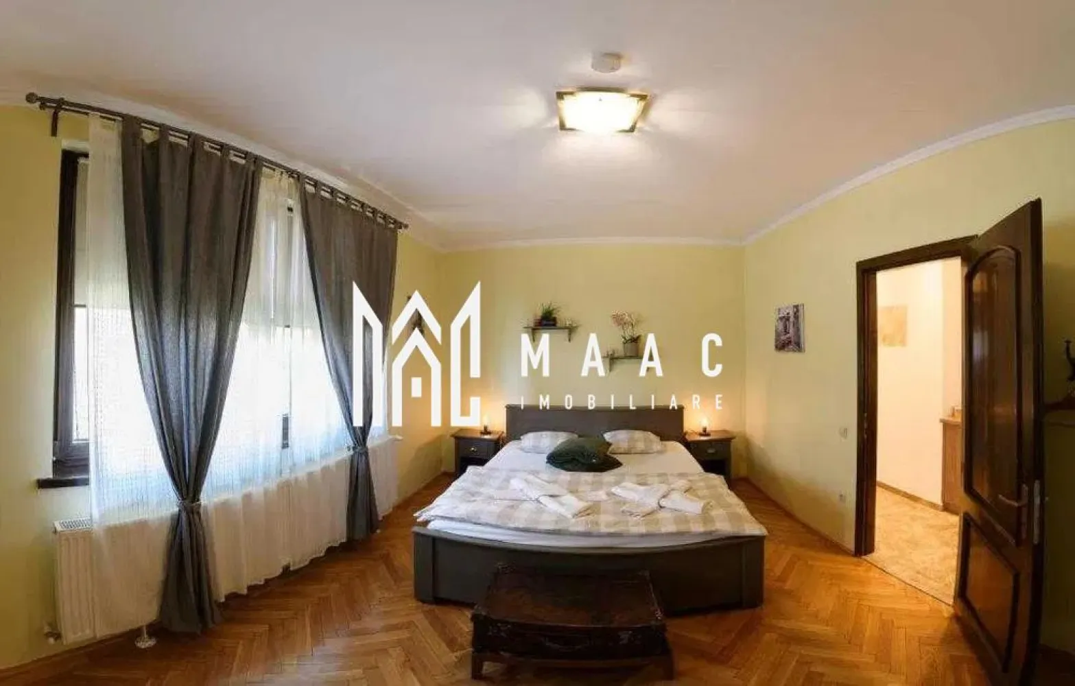 Ultracentral I Investitie I Apartament 3 Camere I Decomandat - Va propunem sprtte vanzare un apartament decomandat de 3 camere situat la parterul unui imobil din zona Ultracentrala.

Locuinta cuprinde: living, 2 dormitoare, bucatarie, 2 bai.

Apartamentul este pozitionat ultracentral pretabil pentru regim hotelier.

Disponibil imediat.

Pentru mai multe detalii precizati telefonic ca ati vazut anuntul cu ID: CP2218493