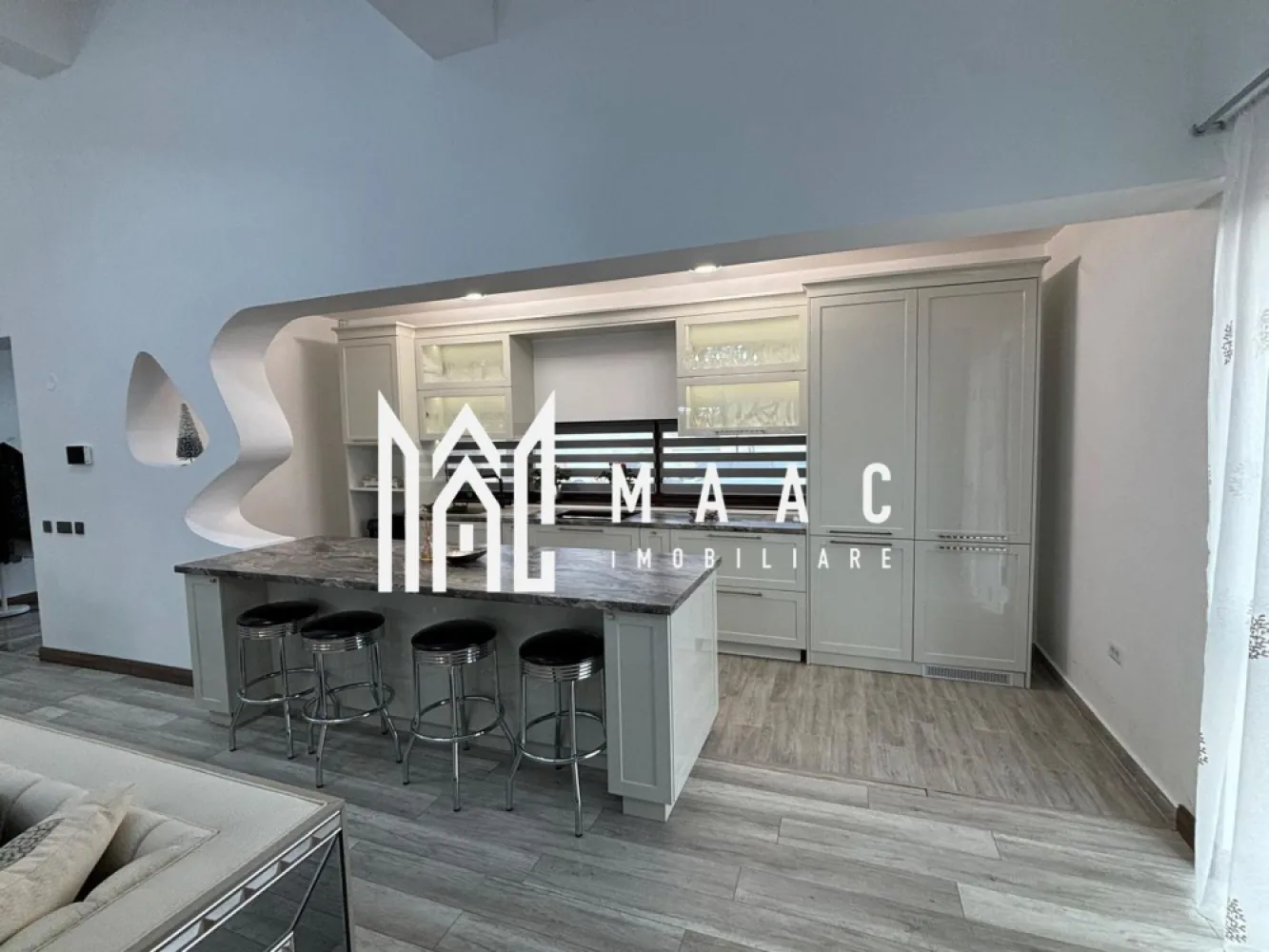 Casa /Vila de Lux | Teren 630 mp | Sibiu - MAAC Imobiliare vă invita să descoperiți o vilă exclusivistă, situată într-o locație privilegiată, la doar cateva minute de centrul orașului, care îmbină eleganța, confortul și funcționalitatea într-un design contemporan. Cu o suprafață utilă de 196,3 mp și un teren generos, această proprietate oferă un stil de viață rafinat, într-un cadru liniștit și accesibil.

Caracteristici principale:

Suprafață utilă: 196,3 mp, distribuiți eficient pe un nivel și un subsol amenajat
Teren generos: 630 mp, ideal pentru grădină, loc de relaxare, sau pentru organizarea de evenimente în aer liber

Compartimentare excelentă:
La parter: un living spațios și luminos, perfect pentru relaxare sau întâlniri sociale, și o zonă de dining elegantă, care se deschide către o bucătărie complet echipată
 3 dormitoare care beneficiază de baie proprie si dressing.
 două bucătării situate la parter, ideală pentru gătit în familie sau pentru a vă bucura de momente de socializare, iar a treia este amplasată la subsol, perfectă pentru prepararea meselor pentru petreceri sau întâlniri cu prietenii.
Subsol amenajat: Un spațiu versatil pentru evenimente, cu un sistem de iluminat ambiental 
Finisaje de lux: utilizarea celor mai bune materiale și tehnici de construcție, inclusiv parchet , marmură de calitate superioară, feronerie premium, și instalații de iluminat moderne.
Fiecare cameră este luminată natural, datorită geamurilor mari și a designului deschis, creând un ambient plăcut și primitor.

Curte proprie: cu suficiente spații verzi pentru a crea o grădină privată sau loc de joacă, având totodată opțiunea de a amenaja o piscină sau terasă exterioară.

Avantaje suplimentare:
Locație excelentă: la doar 5 minute de oraș, vă veți bucura de acces rapid la toate facilitățile urbane, păstrând în același timp liniștea și intimitatea unei locuințe exclusiviste, înconjurată de natură.
Locuri de parcare: spațiu generos pentru parcare, inclusiv locuri de parcare pentru vizitatori.

Pentru mai multe informatii specificati ca ati vazut anuntul cu ID: CP2218499
